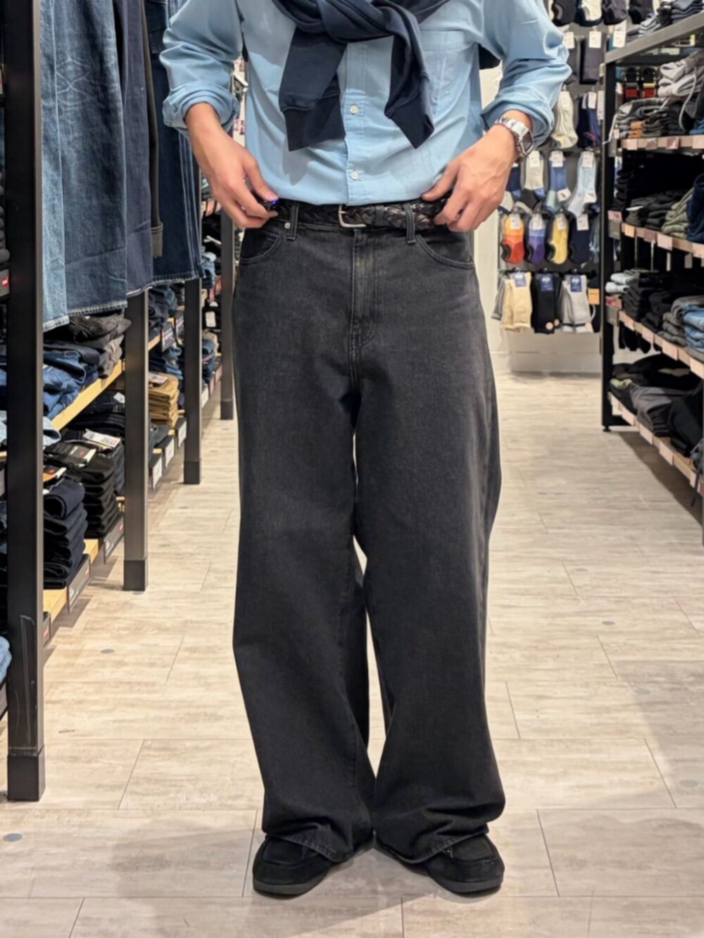 ブルー系のデニムパンツ、ブルー系のシャツ/ブラウス、ブラック系のその他を着用したメンズの春コーディネートの7枚目の写真
