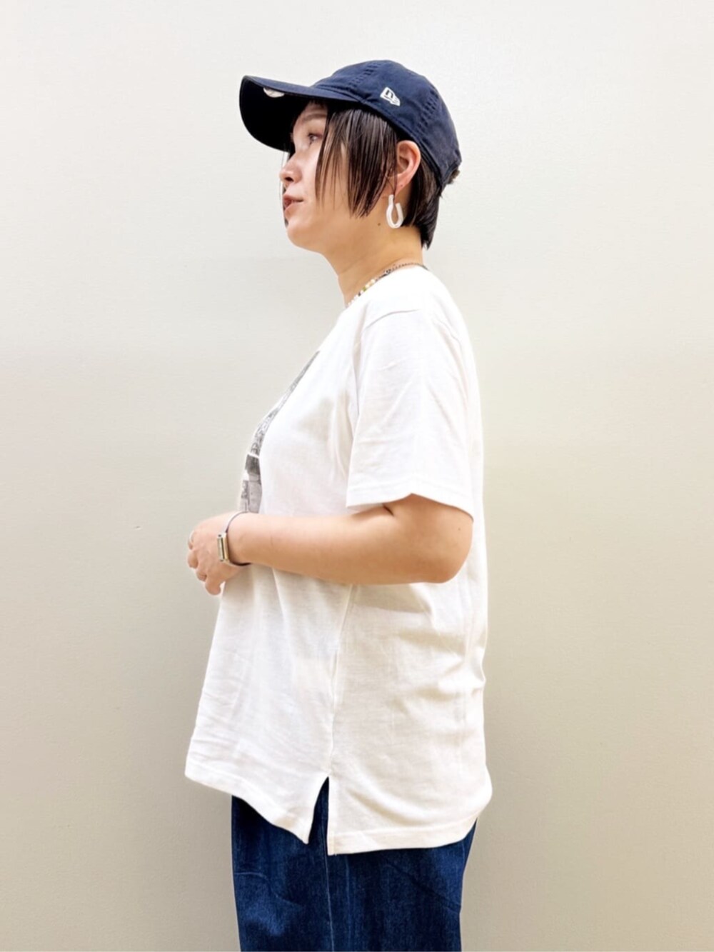 ブルー系のその他パンツ、ブラック系のトートバッグ、ホワイト系のTシャツ/カットソーを着用したレディースの夏コーディネートの5枚目の写真