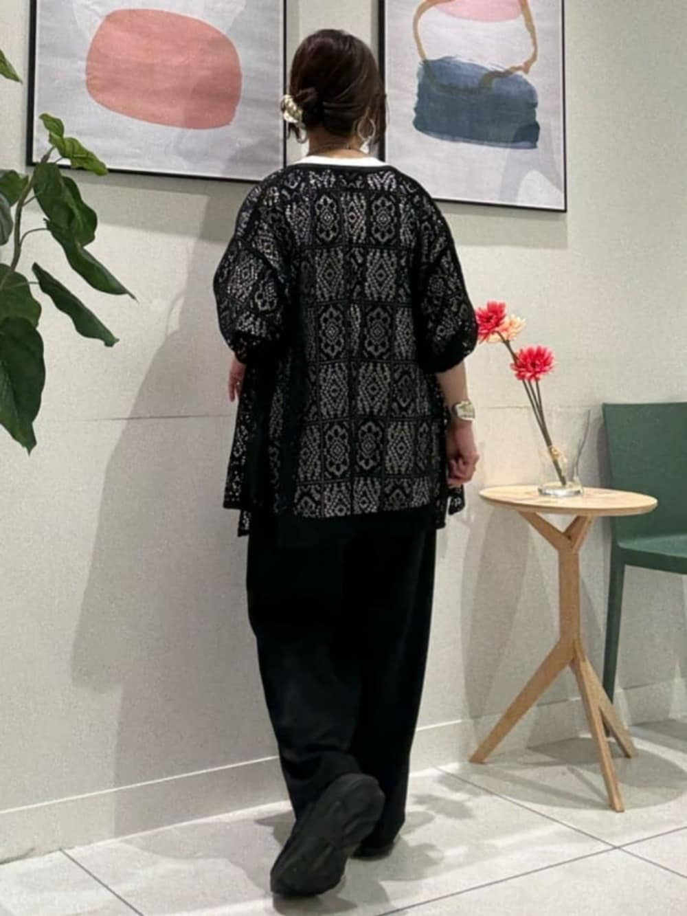 ブラック系のシャツ/ブラウス、ブラック系のその他パンツ、ホワイト系のTシャツ/カットソーを着用したレディースの夏コーディネートの7枚目の写真