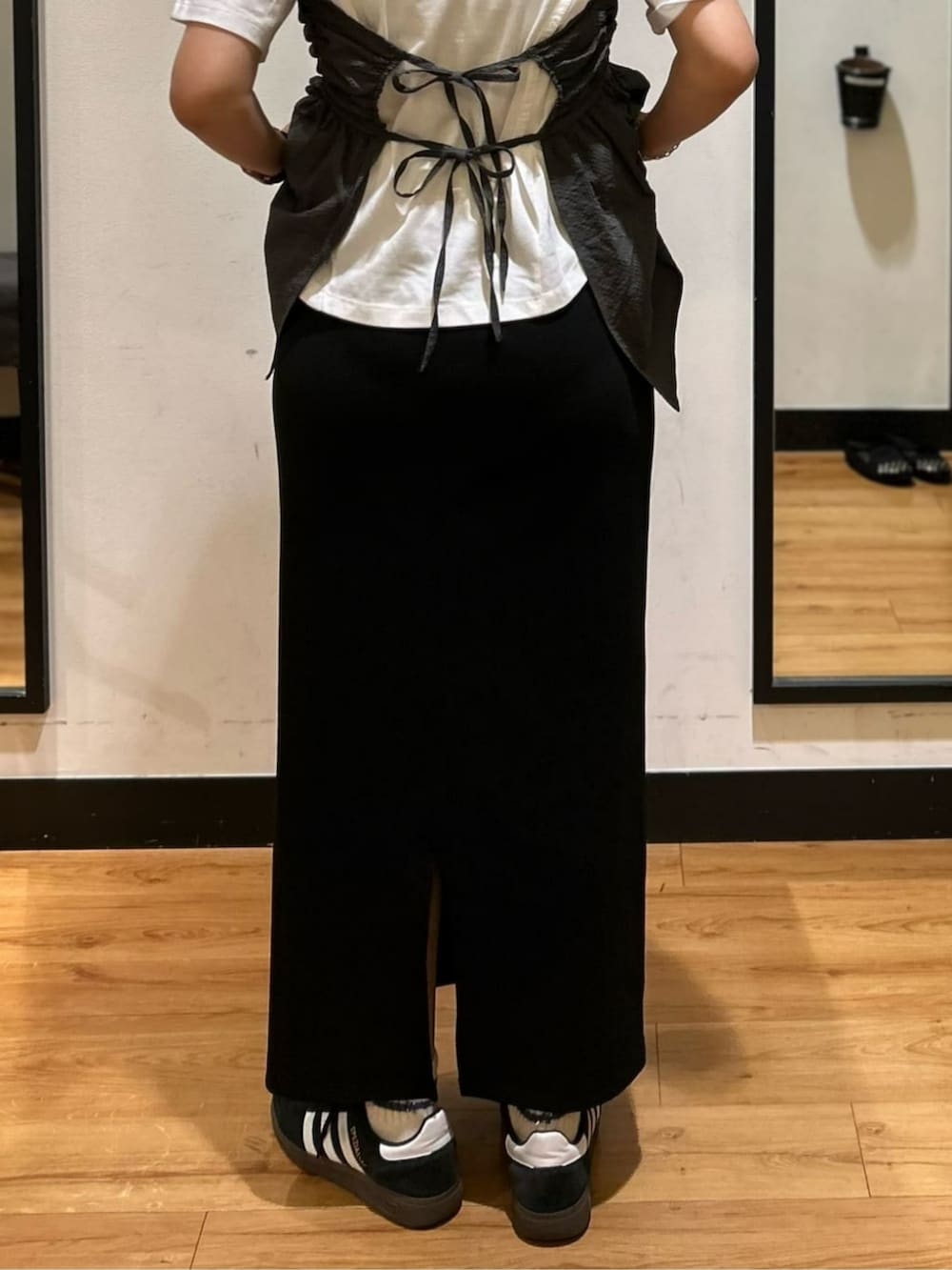 「夏コーデ、スカート、Tシャツ、ゆったり、楽チンコーデ、高身長女子、骨格ウェーブ、30代コーデ、40代コーデ、ママコーデ、おしりが隠れる、体型カバー」｜「Right-onの【HONEYSUCKLE ROSE】リブタイトスカート（スカート、ブラック系）」を使った、Rightonさん（骨格ウェーブ・レディース・166cm）の夏コーディネートの7枚目の写真