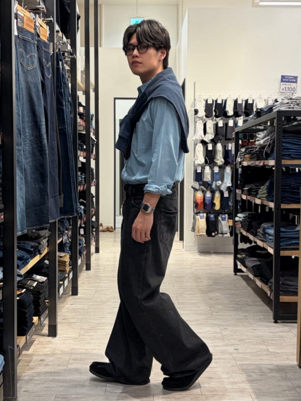 ブルー系のデニムパンツ、ブルー系のシャツ/ブラウス、ブラック系のその他を着用したメンズの春コーディネートの3枚目の写真
