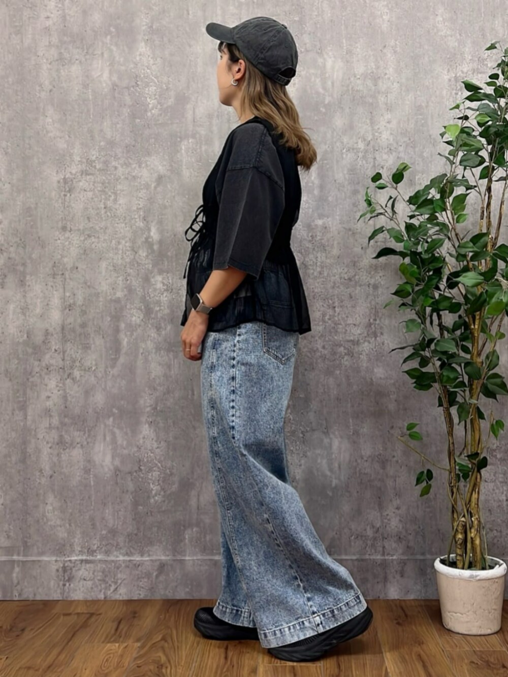 ブラック系のその他トップス、その他のTシャツ/カットソー、ブルー系のデニムパンツを着用したレディースの秋コーディネートの2枚目の写真