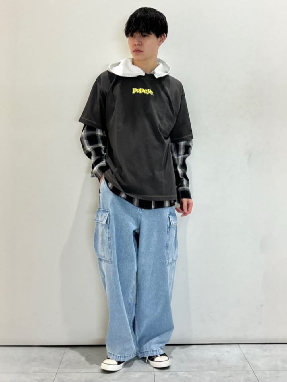 ブルー系のデニムパンツ、ブラック系のシャツ/ブラウス、グレー系のTシャツ/カットソーを着用したメンズの春コーディネートの2枚目の写真