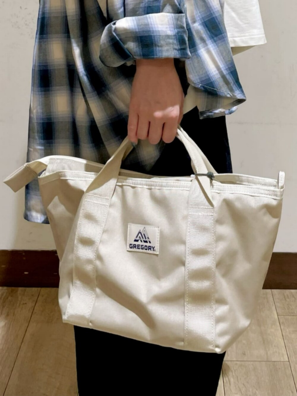 ブルー系のシャツ/ブラウス、ホワイト系のTシャツ/カットソー、ブルー系のデニムパンツを着用したレディースの秋コーディネートの3枚目の写真