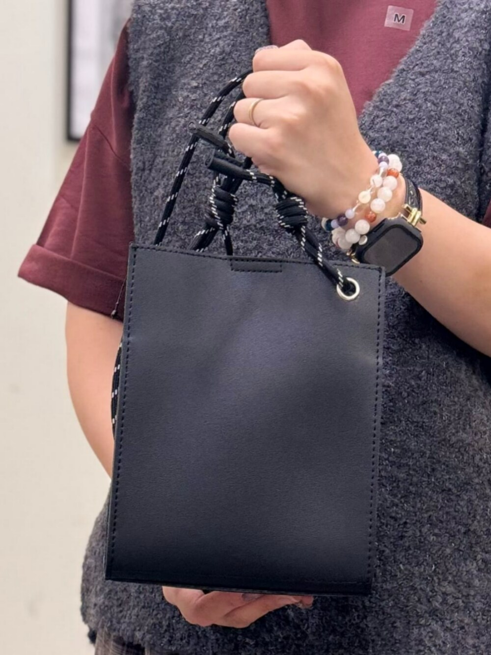 ブラウン系のその他パンツ、レッド系のTシャツ/カットソー、ブラック系のショルダーバッグを着用したレディースの秋コーディネートの7枚目の写真