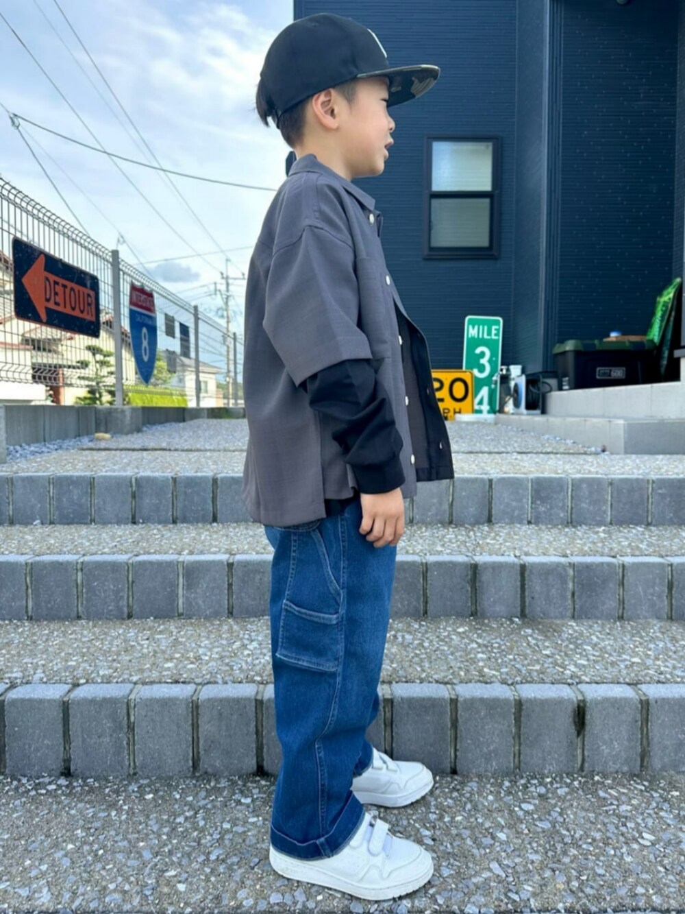 ブラック系のTシャツ/カットソー、グレー系のシャツ/ブラウスを着用したキッズの秋コーディネートの2枚目の写真