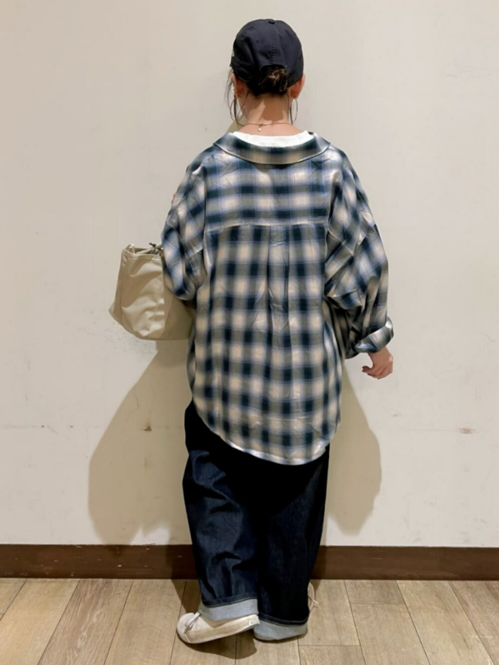 ブルー系のシャツ/ブラウス、ホワイト系のTシャツ/カットソー、ブルー系のデニムパンツを着用したレディースの秋コーディネートの2枚目の写真