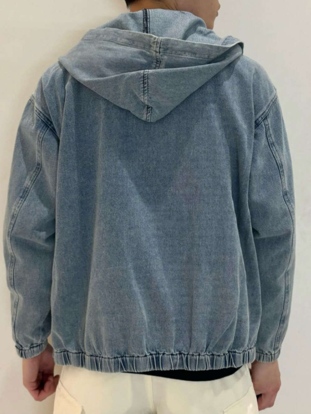 ブルー系のデニムジャケット、ホワイト系のその他パンツ、ブルー系のスウェットを着用したメンズの冬コーディネートの5枚目の写真