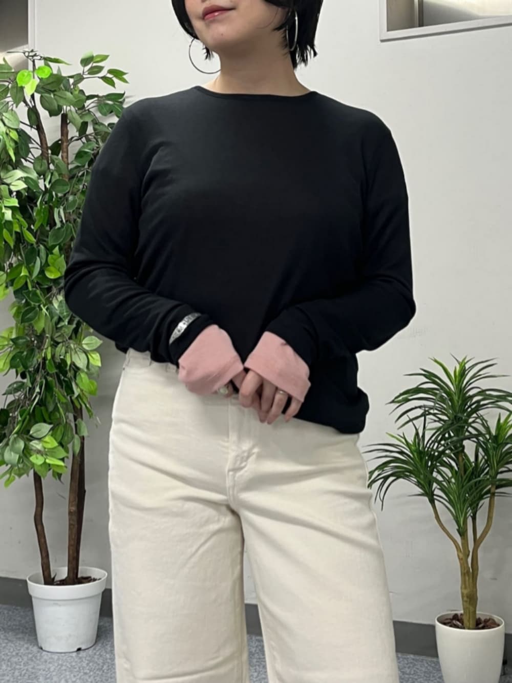 ホワイト系のトートバッグ、ベージュ系のマウンテンパーカー、ホワイト系のデニムパンツを着用したレディースの春コーディネートの6枚目の写真