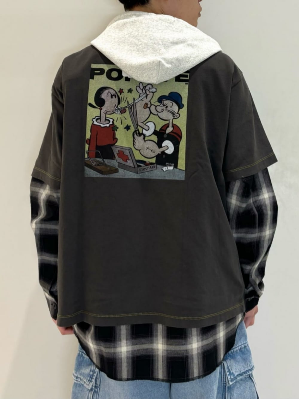 ブルー系のデニムパンツ、ブラック系のシャツ/ブラウス、グレー系のTシャツ/カットソーを着用したメンズの春コーディネートの4枚目の写真