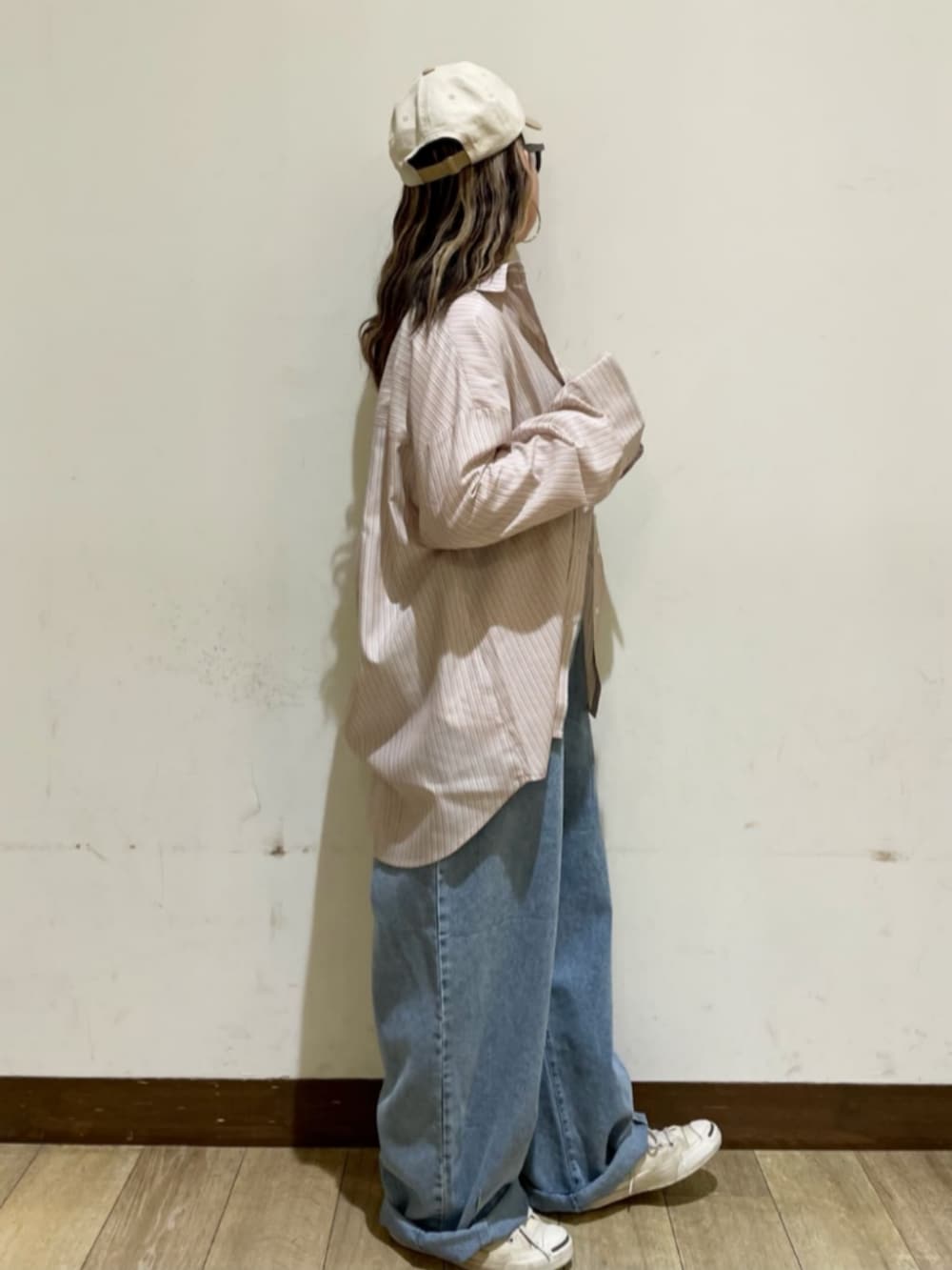 ホワイト系のその他トップス、ブルー系のサロペット/オーバーオール、ホワイト系のシャツ/ブラウスを着用したレディースの春コーディネートの4枚目の写真