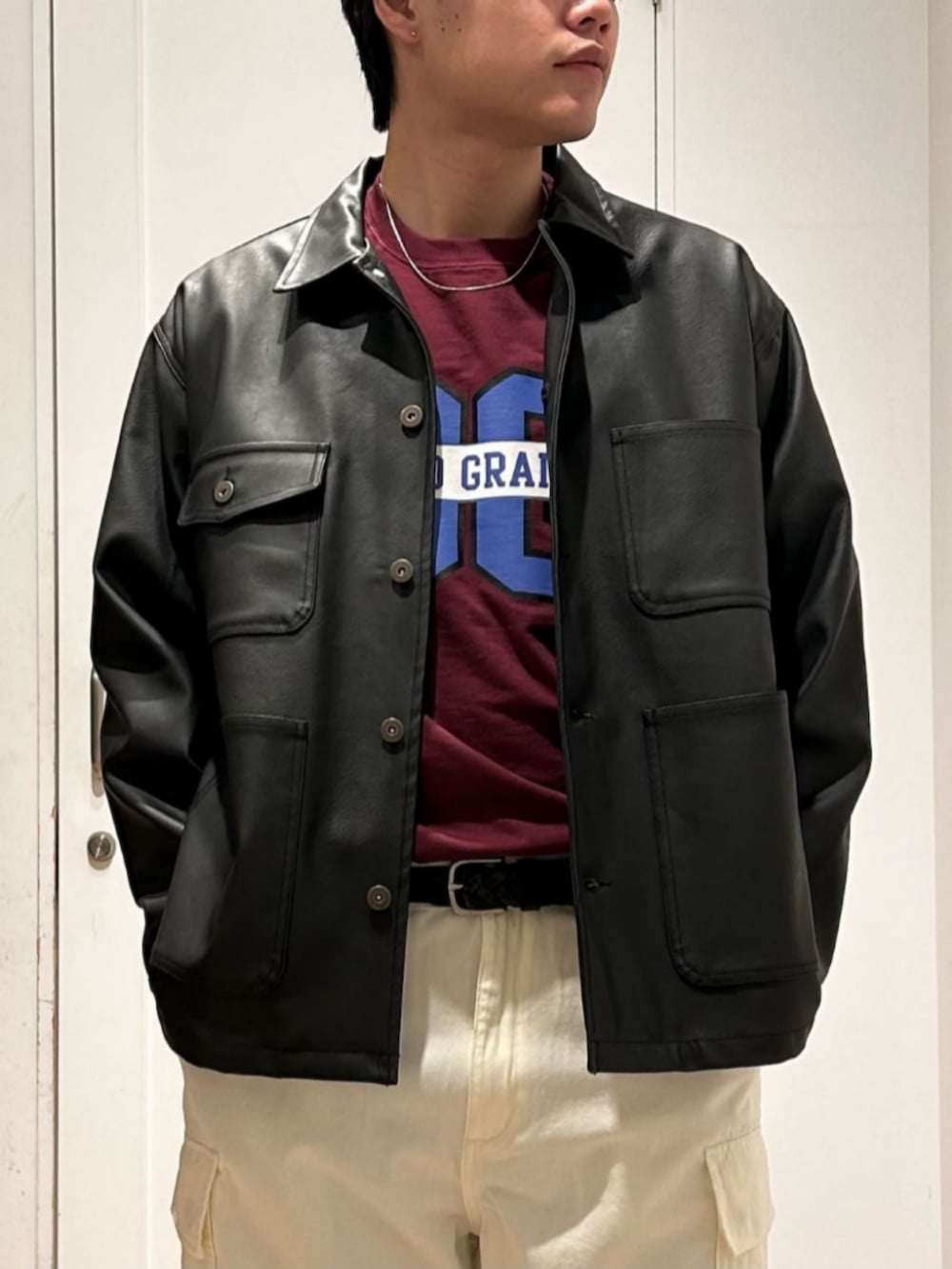 ブラック系のカバーオール、ホワイト系のカーゴパンツ、レッド系のTシャツ/カットソーを着用したメンズの冬コーディネートの5枚目の写真