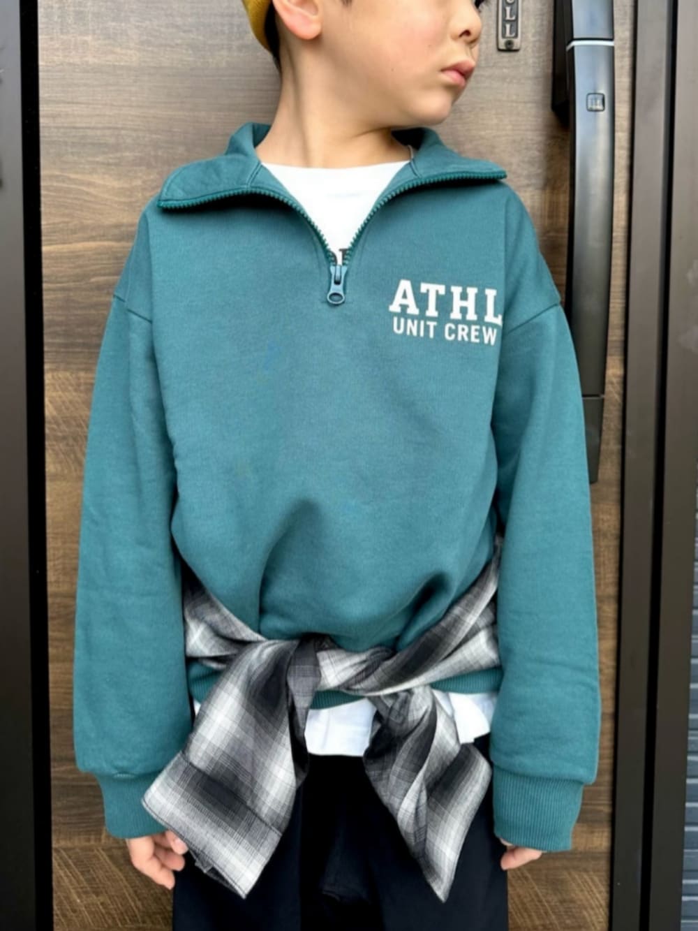 ブラック系のシャツ/ブラウス、ホワイト系のTシャツ/カットソー、グリーン系のスウェットを着用したキッズの冬コーディネートの4枚目の写真