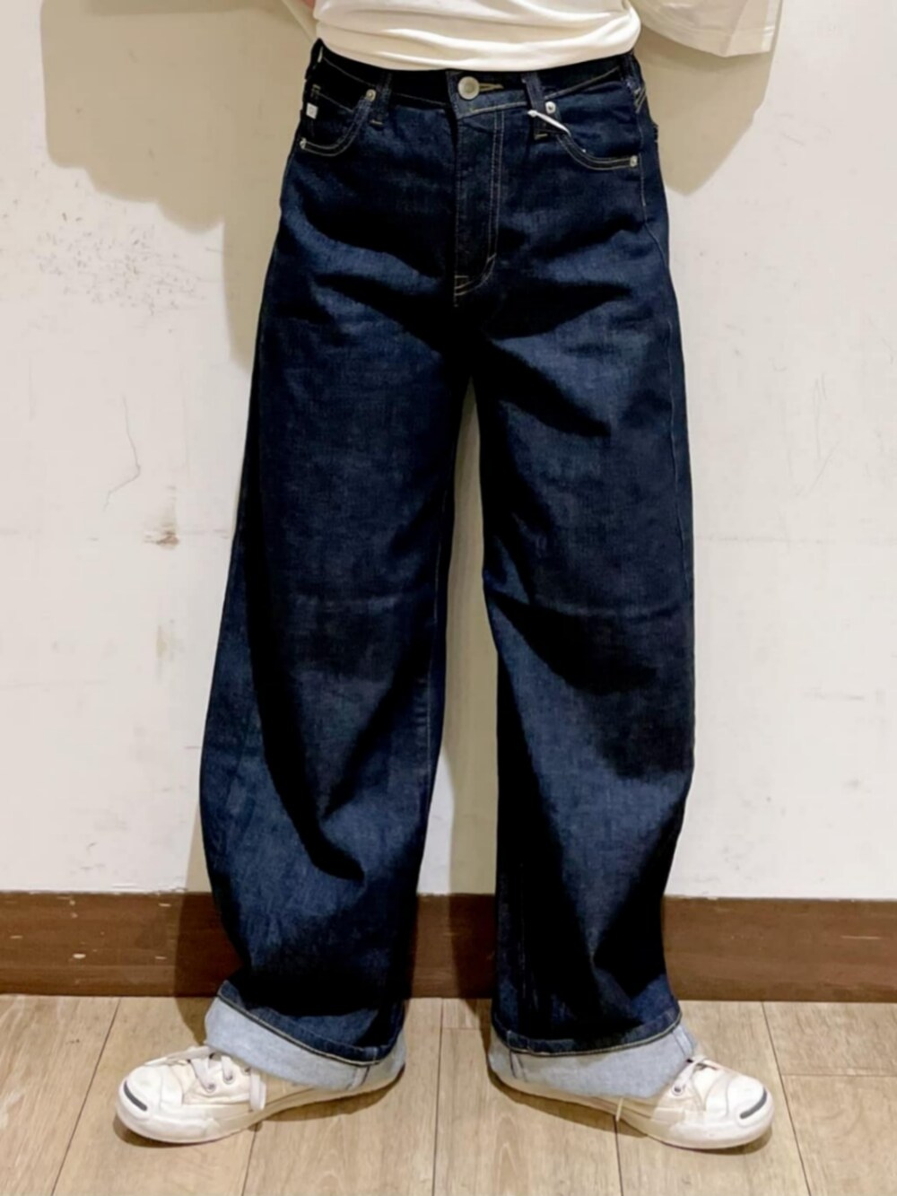 ブルー系のシャツ/ブラウス、ホワイト系のTシャツ/カットソー、ブルー系のデニムパンツを着用したレディースの秋コーディネートの9枚目の写真