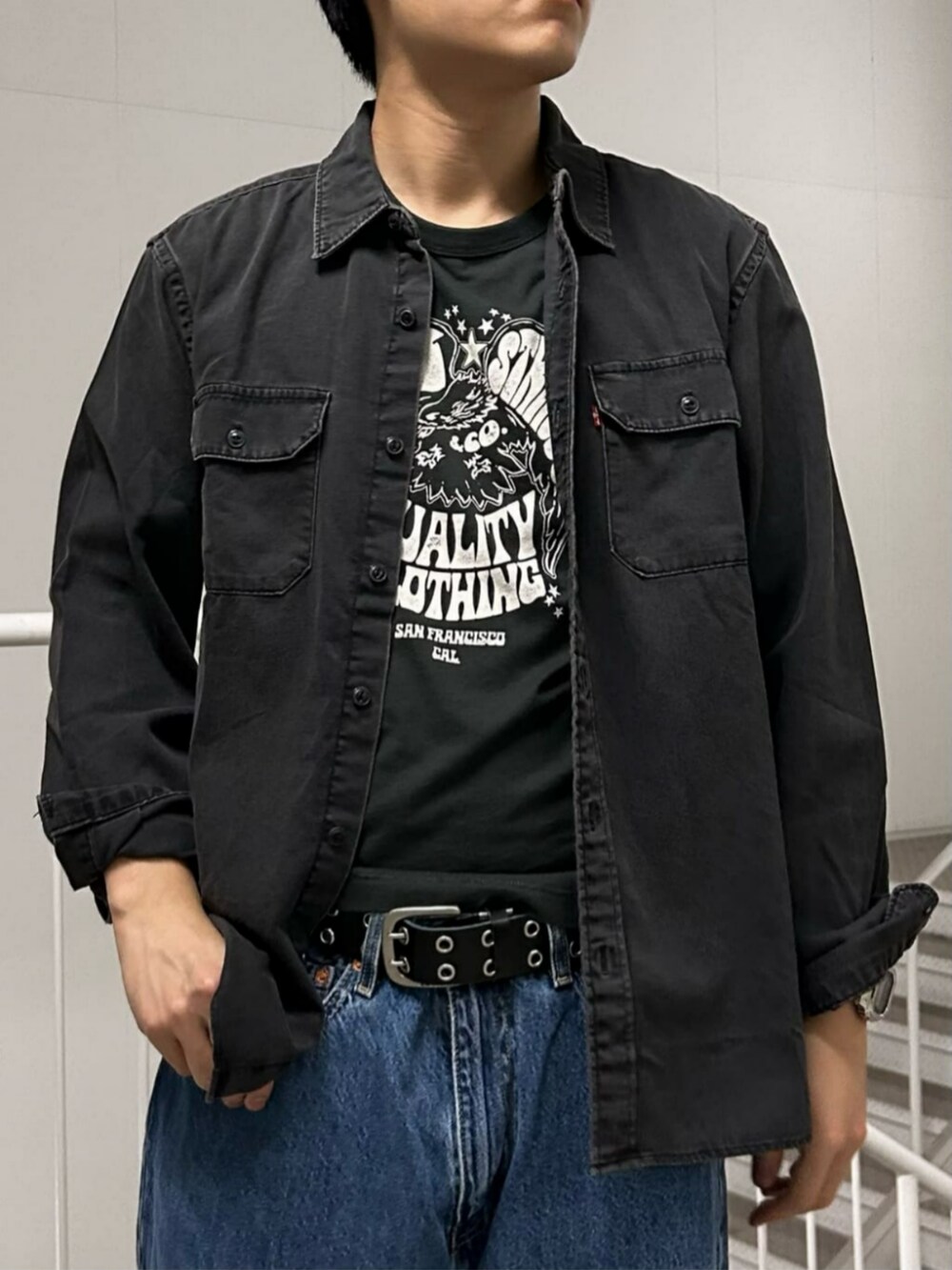 「羽織り、ジーンズ、ビッグシルエット、カジュアル、Tシャツ、プリントT」｜「Levi'sの【Levi's】40mm ASHW ハトメベルト（ベルト、ブラック系）」を使った、Rightonさん（メンズ・175cm）の夏コーディネートの7枚目の写真