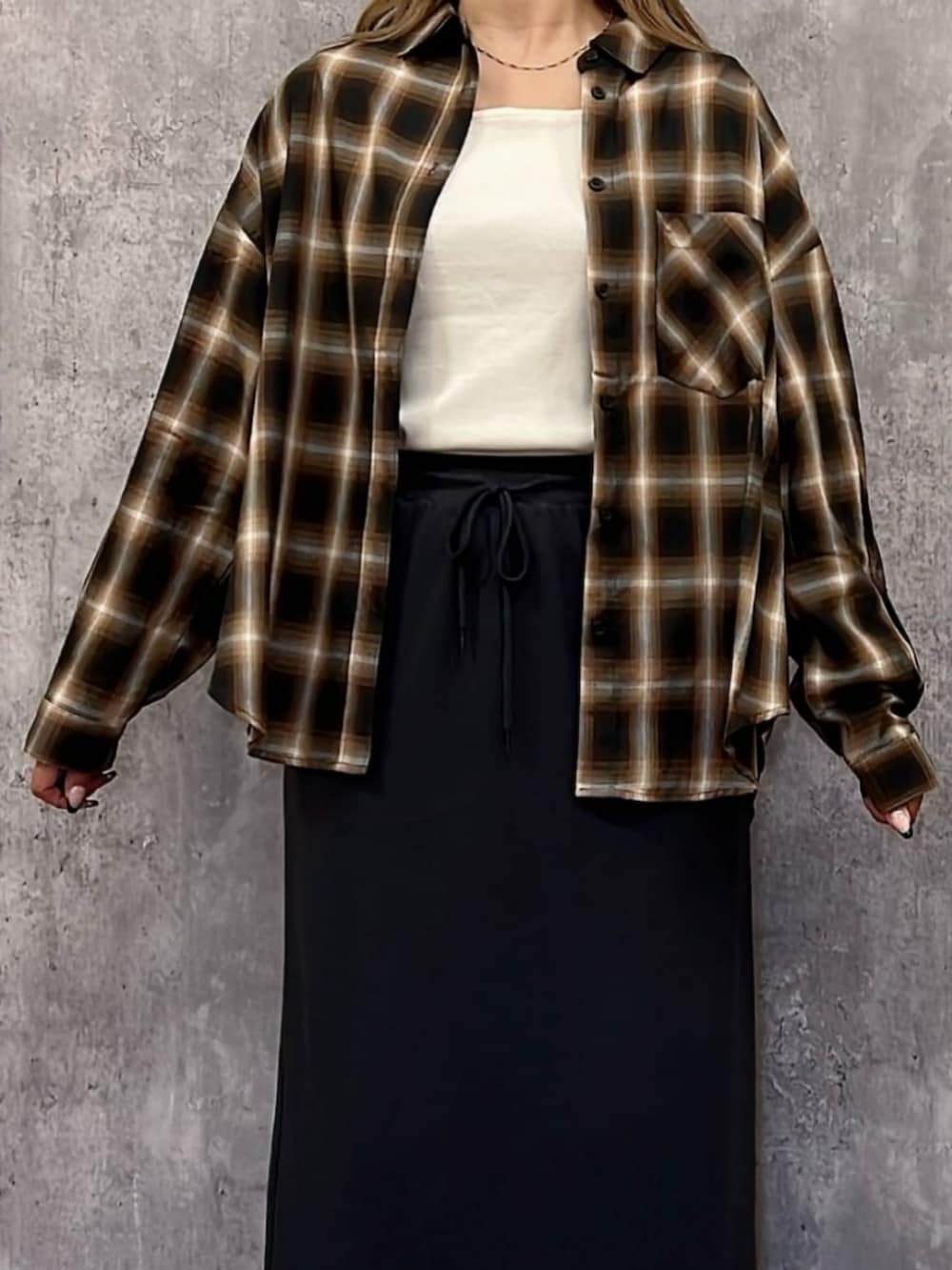 ブラック系のその他トップス、ブラウン系のシャツ/ブラウス、ホワイト系のスウェットパンツを着用したレディースの秋コーディネートの4枚目の写真