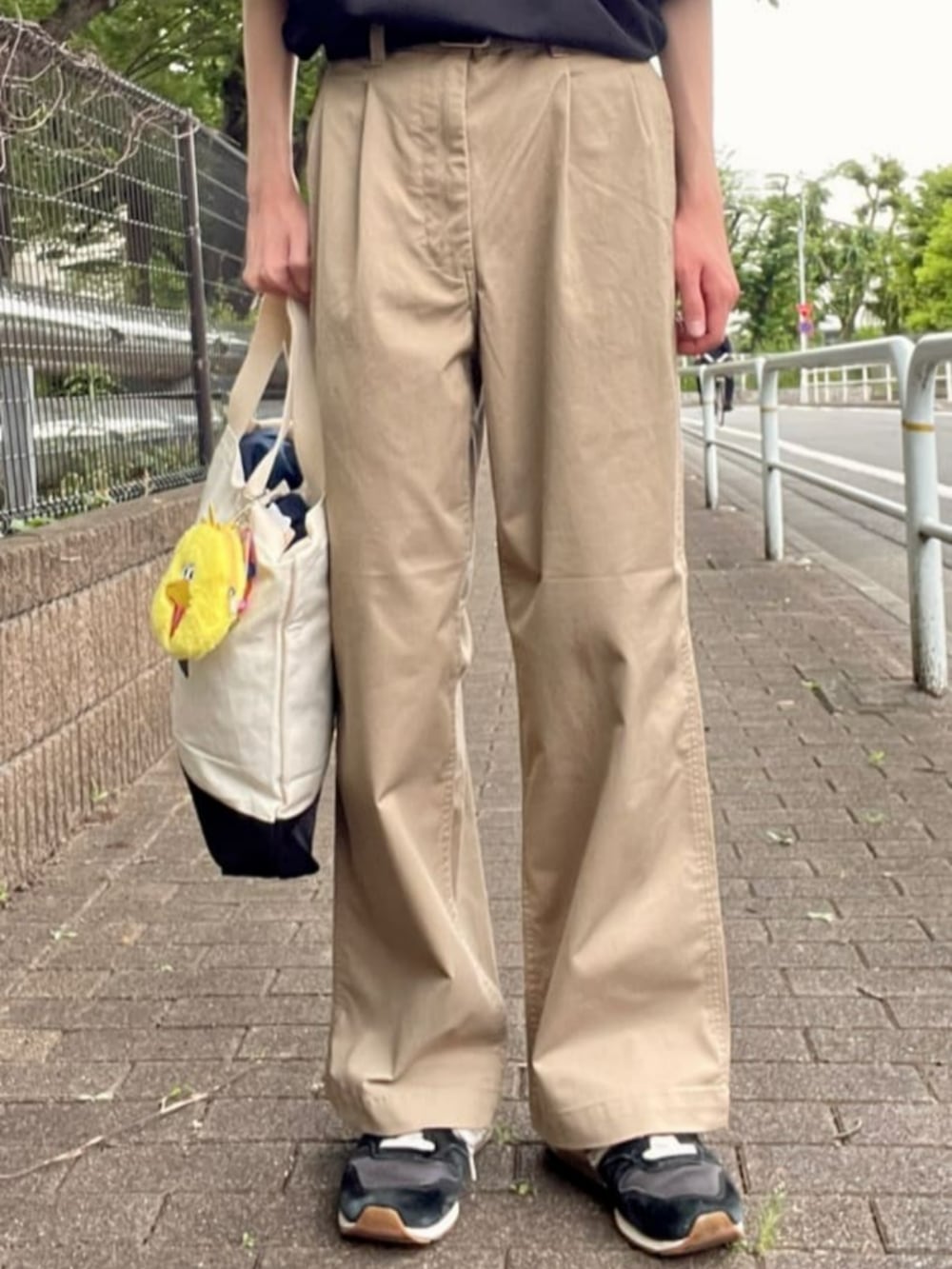 「夏コーデ、ワイドパンツ、Tシャツ、半袖、半袖Ｔシャツ、トートバッグ、メンズファッション」｜「Leeの【Lee】キャンバス２ＷＡＹショルダーバッグ（ショルダーバッグ、ブラック系）」を使った、Rightonさん（骨格ナチュラル・メンズ・173cm）の夏コーディネートの6枚目の写真
