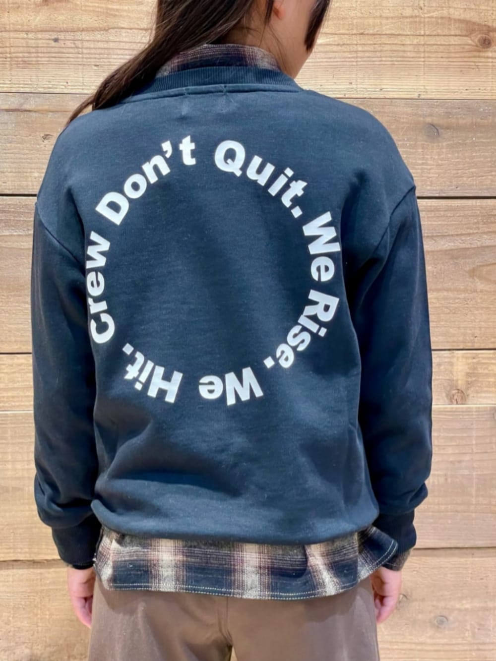 ベージュ系のシャツ/ブラウス、ブラック系のスウェット、ベージュ系のブルゾンを着用したキッズの秋コーディネートの7枚目の写真