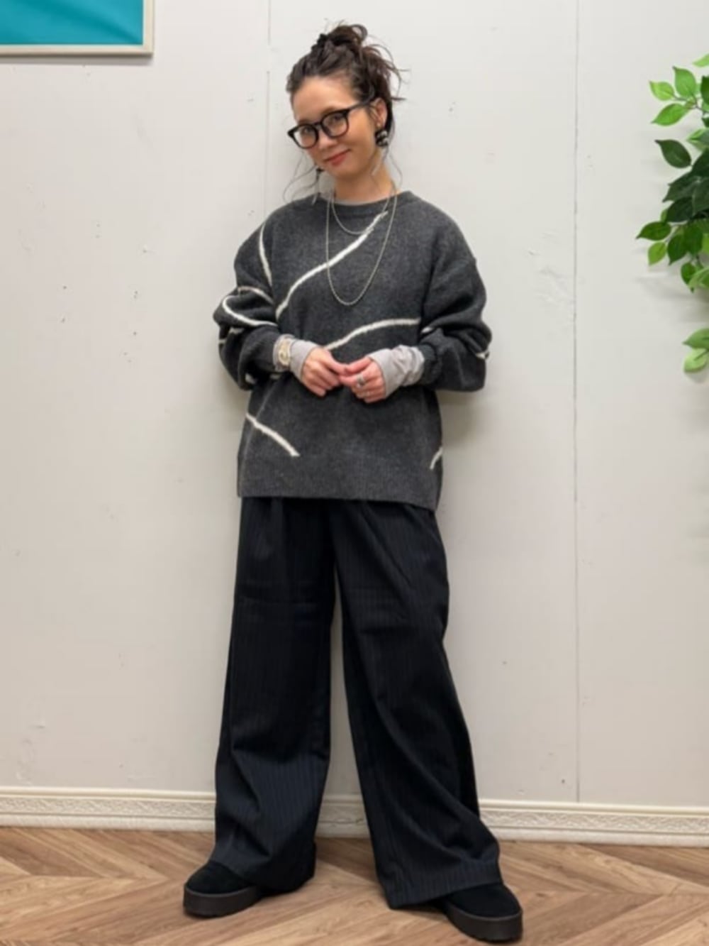 ブラック系のブルゾン、グレー系のTシャツ/カットソー、ブラック系のブーツを着用したレディースの冬コーディネートの5枚目の写真