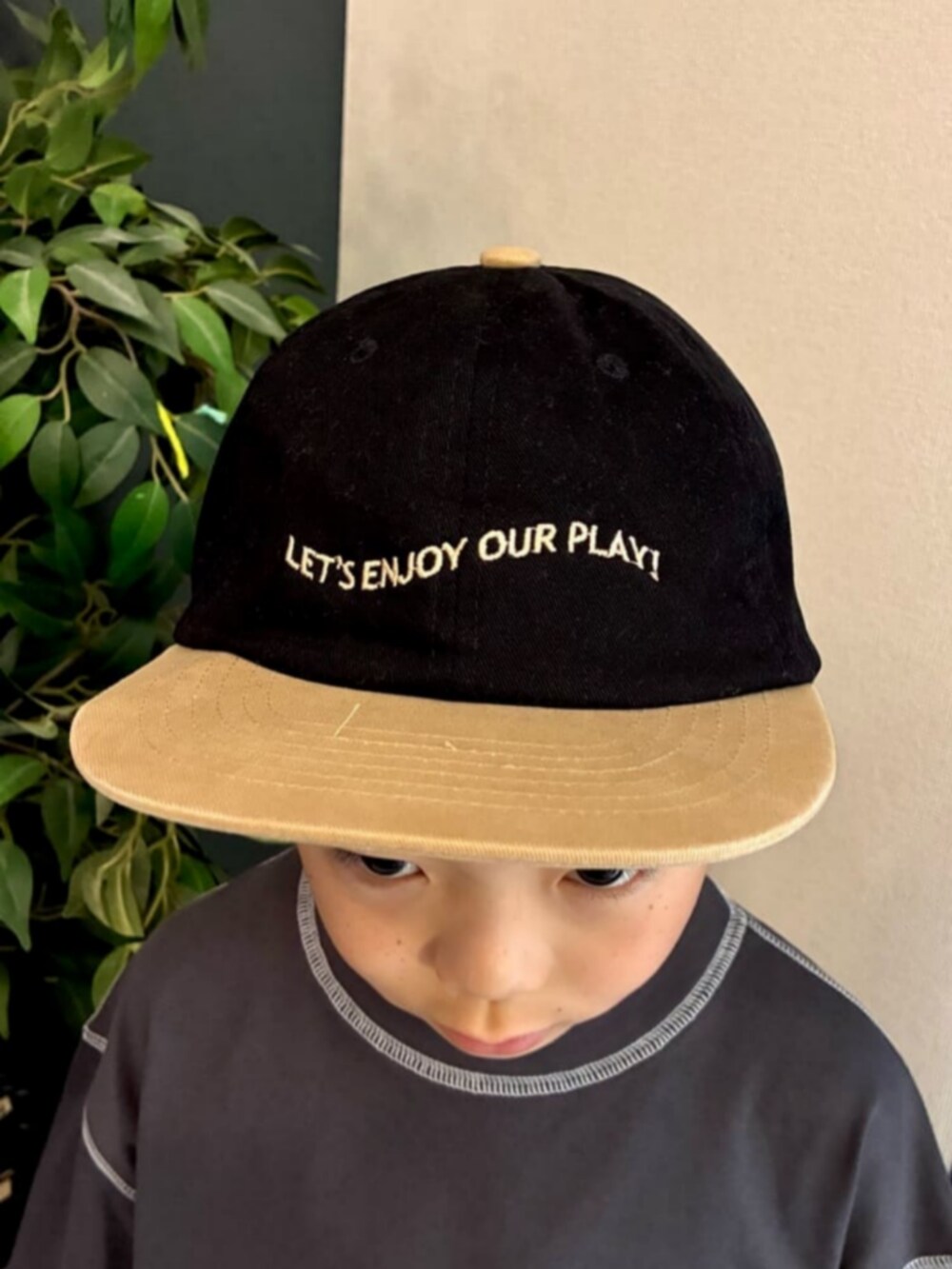 ブラック系のパーカー、ブラック系のTシャツ/カットソー、パープル系のその他パンツを着用したキッズの春コーディネートの10枚目の写真