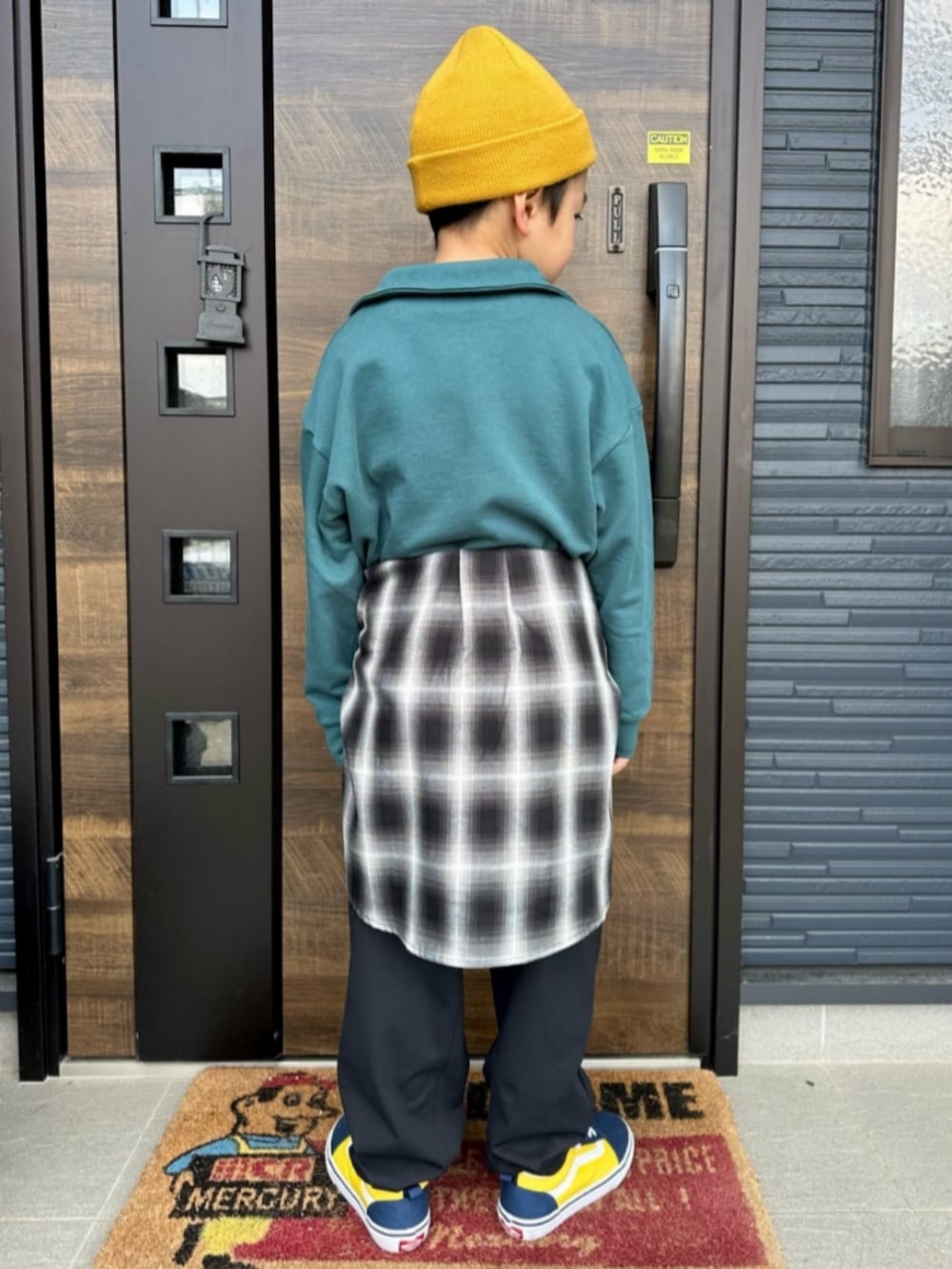 ブラック系のシャツ/ブラウス、ホワイト系のTシャツ/カットソー、グリーン系のスウェットを着用したキッズの冬コーディネートの3枚目の写真