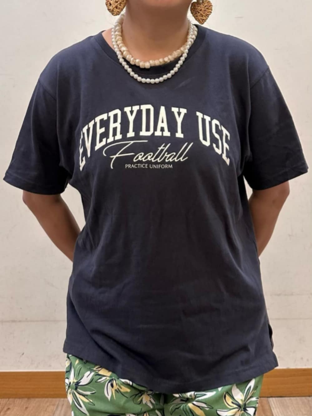 「ゆったり、ゆったりコーデ、着痩せ・細見え、羽織り、低身長コーデ、低身長、夏コーデ、カラーパンツ、総柄、総柄パンツ、Tシャツ、プリントT」｜「HONEYSUCKLE ROSEの【HONEYSUCKLE ROSE】ロゴプリントＴ（Tシャツ/カットソー、グレー系）」を使った、Rightonさん（レディース・152cm）の夏コーディネートの5枚目の写真
