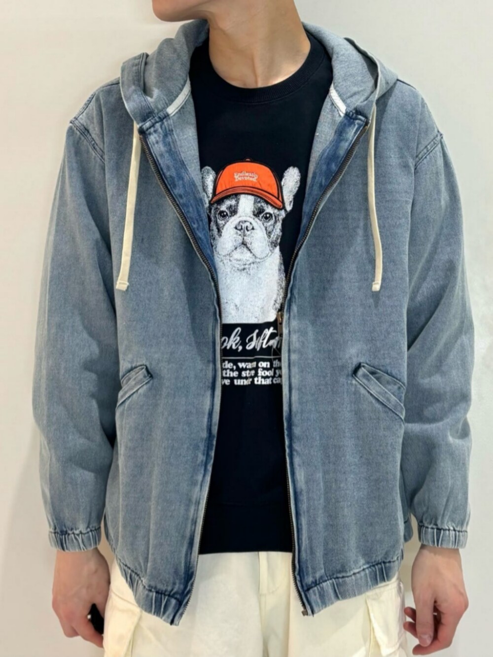 ブルー系のデニムジャケット、ホワイト系のその他パンツ、ブルー系のスウェットを着用したメンズの冬コーディネートの4枚目の写真