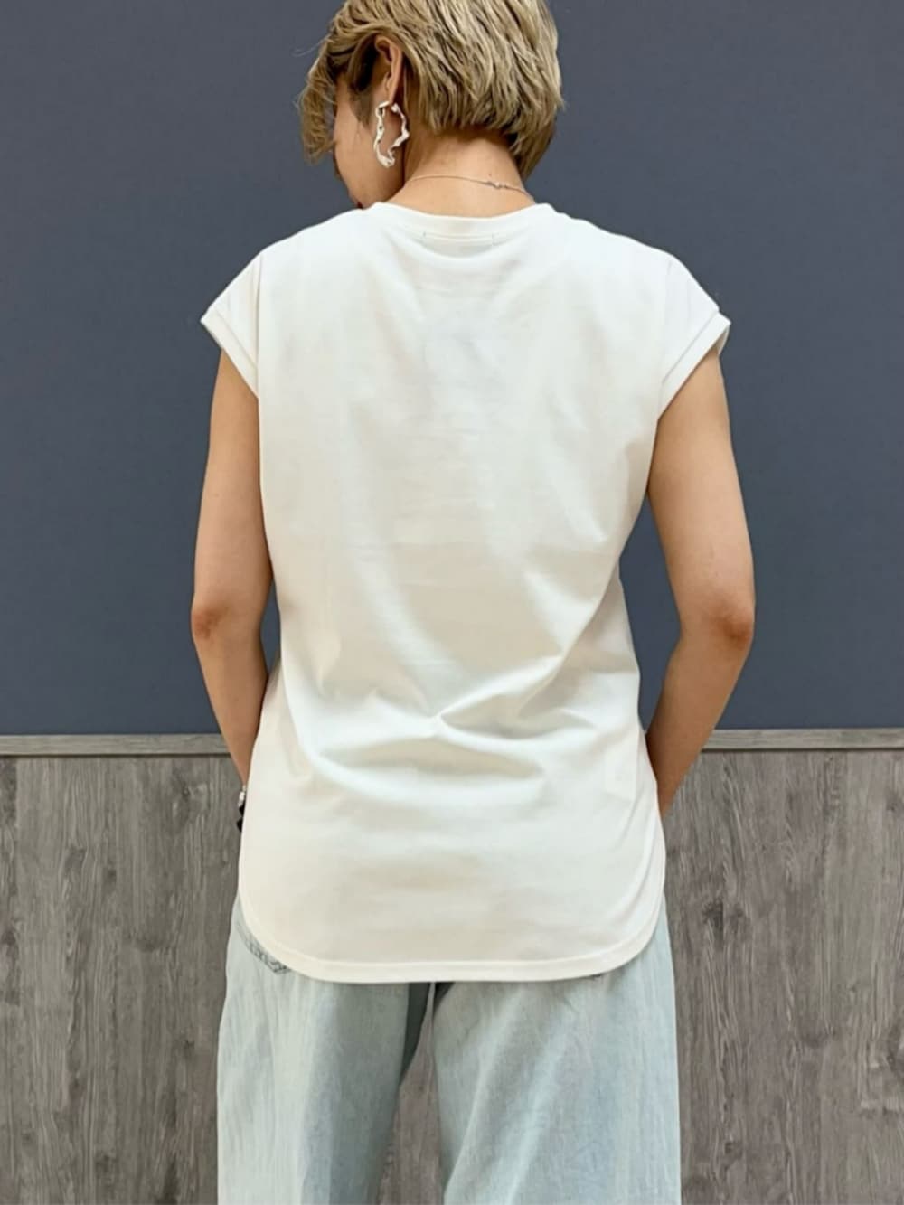 「夏コーデ、ジーンズ、ワイドパンツ、無地T、ブラウス、涼しい、透け感、デニムパンツ、デニム、40代ファッション、お出かけコーデ、Levi's、HONEYSUCKLE ROSE」｜「Right-onの【HONEYSUCKLE ROSE】ＰＵミニショルダー（ショルダーバッグ、シルバー系）」を使った、Rightonさん（レディース・163cm）の夏コーディネートの6枚目の写真