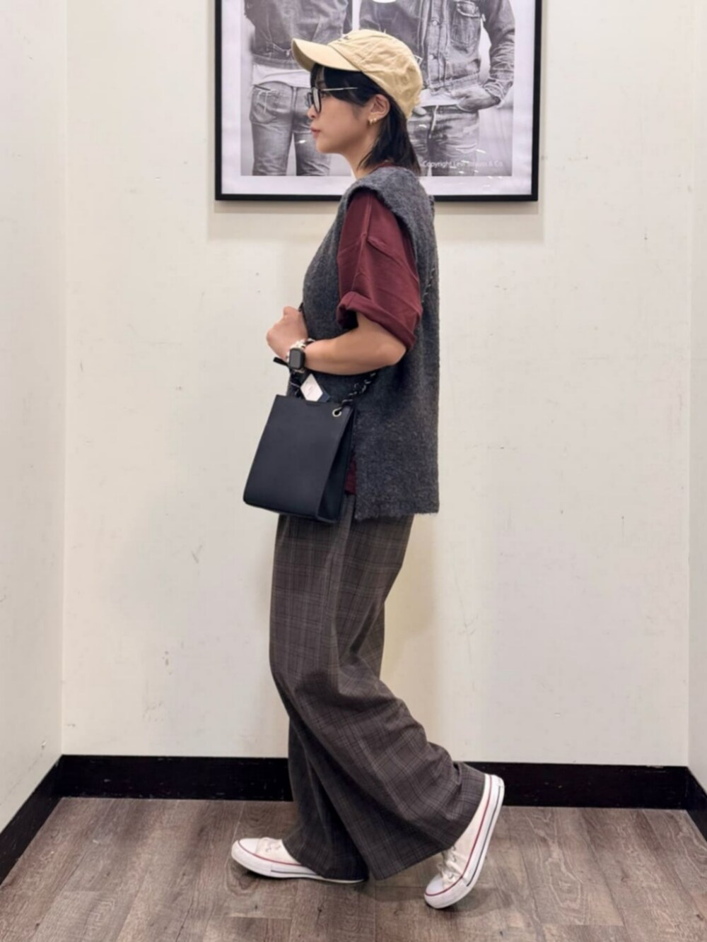 ブラウン系のその他パンツ、レッド系のTシャツ/カットソー、ブラック系のショルダーバッグを着用したレディースの秋コーディネートの2枚目の写真