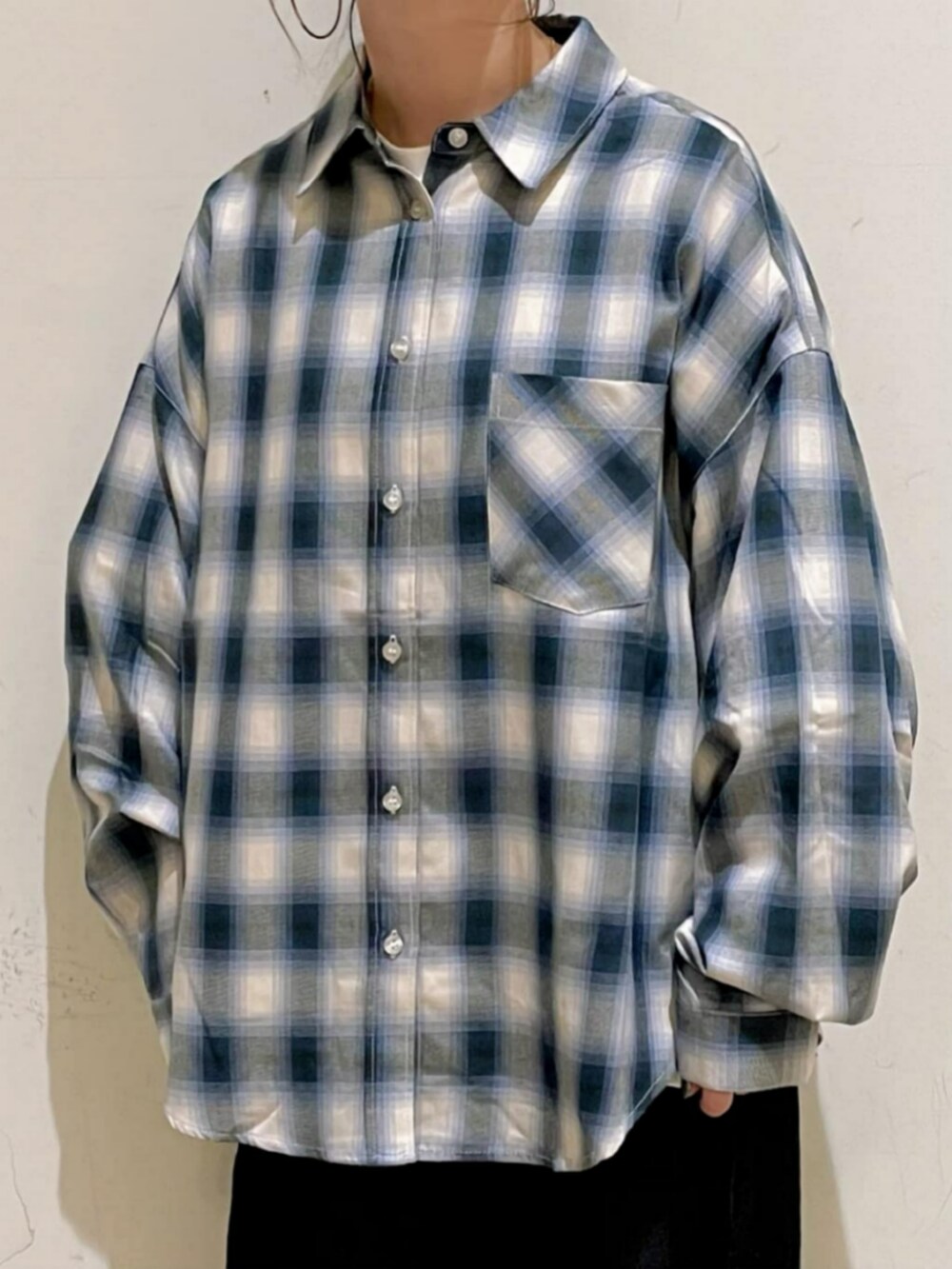 ブルー系のシャツ/ブラウス、ホワイト系のTシャツ/カットソー、ブルー系のデニムパンツを着用したレディースの秋コーディネートの6枚目の写真