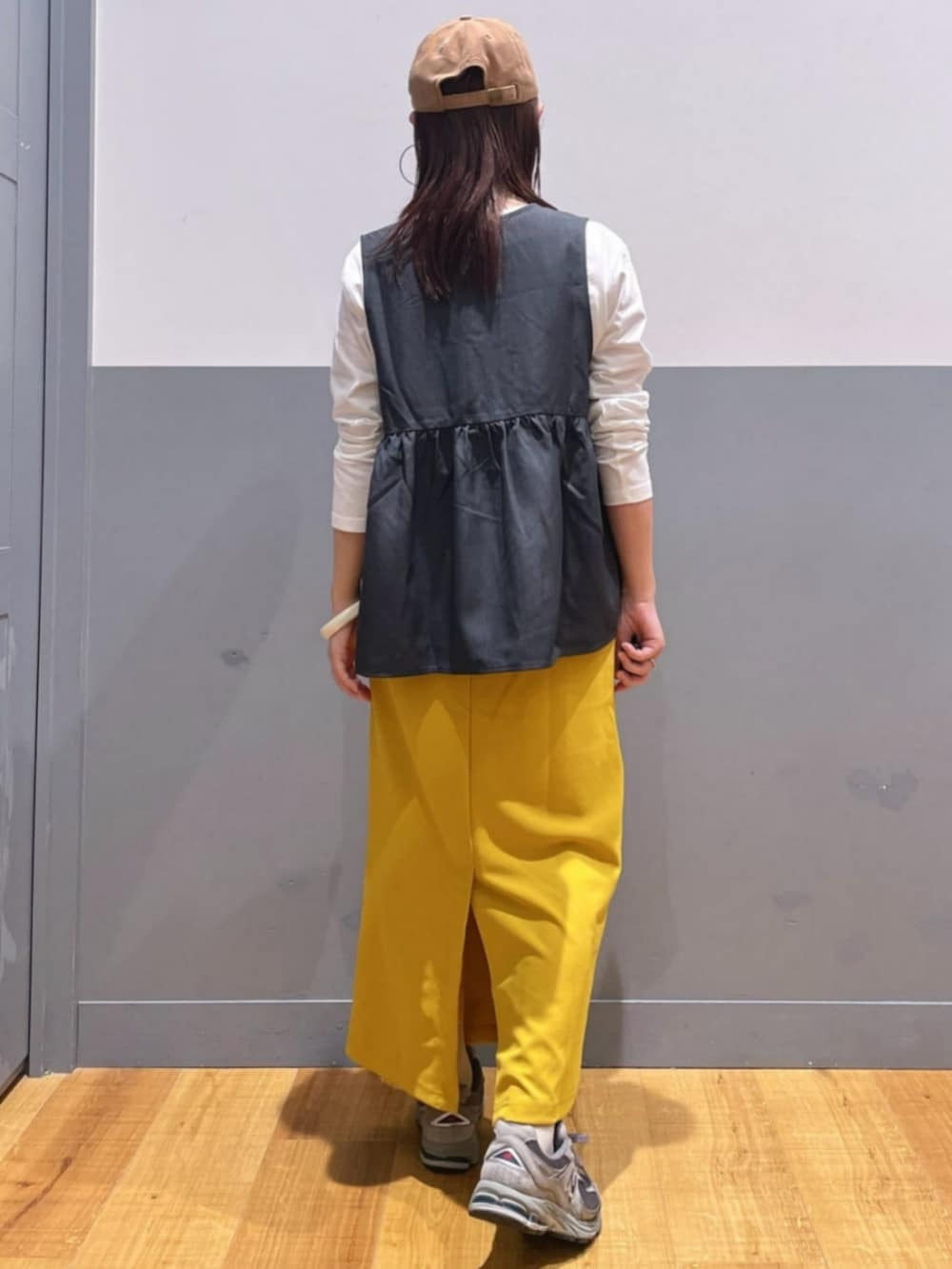 イエロー系のスカート、ホワイト系のTシャツ/カットソー、グレー系のその他トップスを着用したレディースの秋コーディネートの3枚目の写真