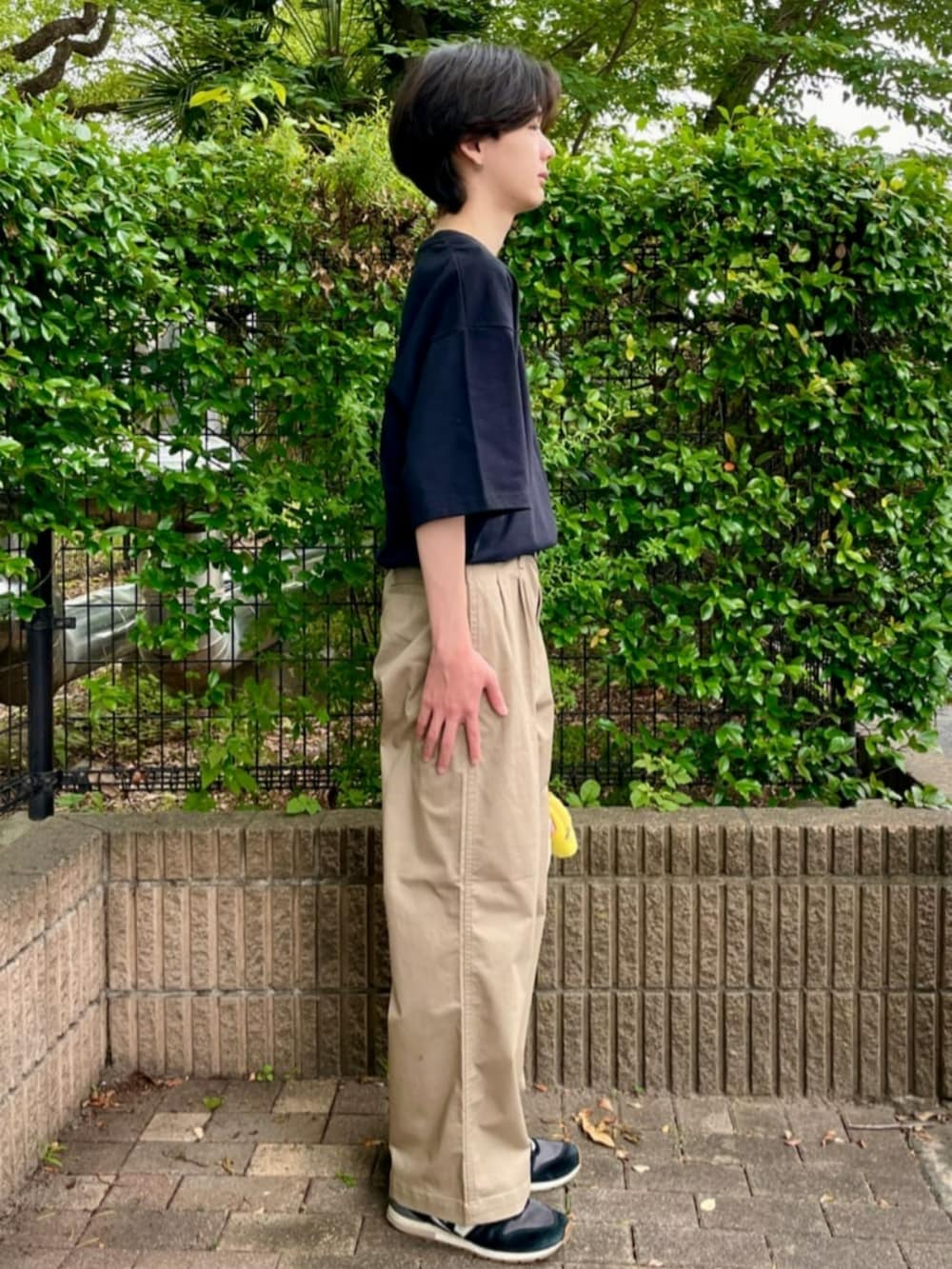 「夏コーデ、ワイドパンツ、Tシャツ、半袖、半袖Ｔシャツ、トートバッグ、メンズファッション」｜「Leeの【Lee】キャンバス２ＷＡＹショルダーバッグ（ショルダーバッグ、ブラック系）」を使った、Rightonさん（骨格ナチュラル・メンズ・173cm）の夏コーディネートの2枚目の写真