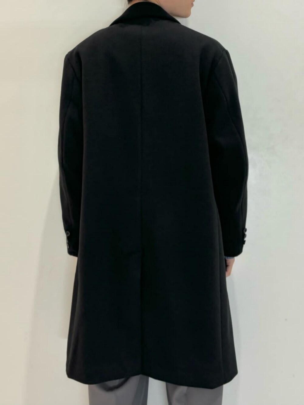 ブラック系のショルダーバッグ、グレー系のその他パンツ、ホワイト系のTシャツ/カットソーを着用したメンズの冬コーディネートの5枚目の写真