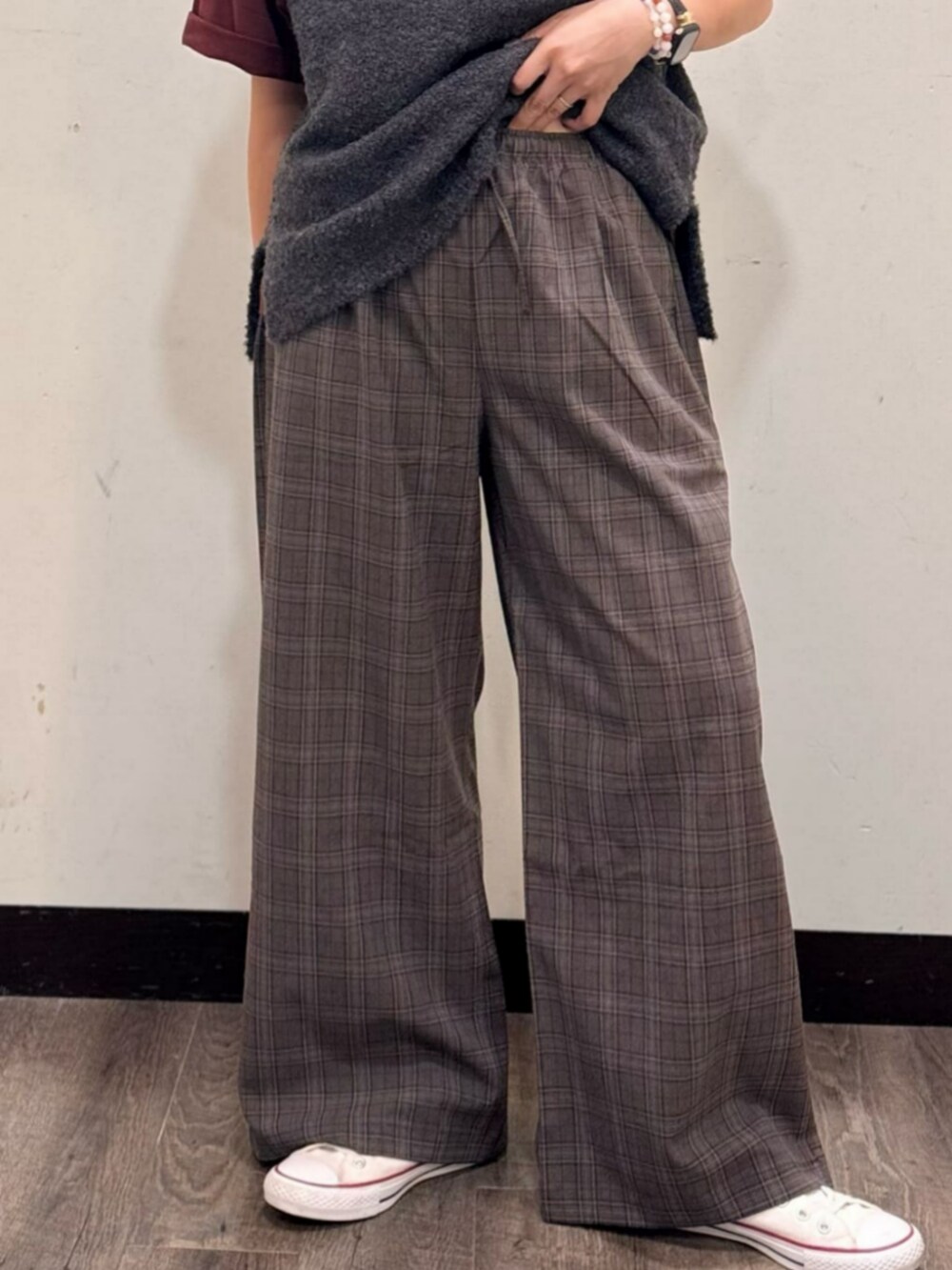 ブラウン系のその他パンツ、レッド系のTシャツ/カットソー、ブラック系のショルダーバッグを着用したレディースの秋コーディネートの6枚目の写真