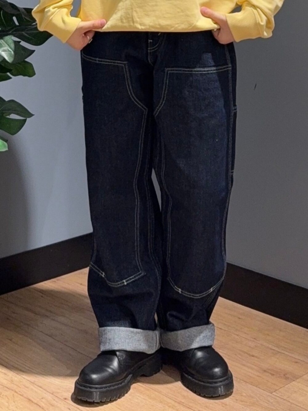 ブラック系のMA-1、イエロー系のスウェット、ブルー系のデニムパンツを着用したレディースの冬コーディネートの5枚目の写真