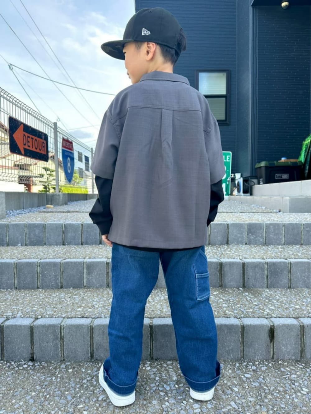 ブラック系のTシャツ/カットソー、グレー系のシャツ/ブラウスを着用したキッズの秋コーディネートの3枚目の写真