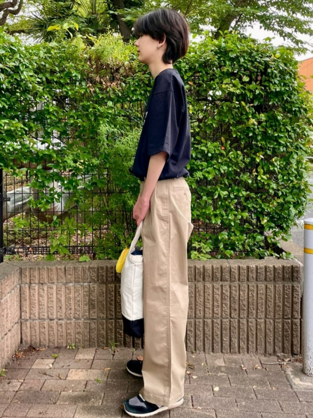 「夏コーデ、ワイドパンツ、Tシャツ、半袖、半袖Ｔシャツ、トートバッグ、メンズファッション」｜「Leeの【Lee】キャンバス２ＷＡＹショルダーバッグ（ショルダーバッグ、ブラック系）」を使った、Rightonさん（骨格ナチュラル・メンズ・173cm）の夏コーディネートの3枚目の写真