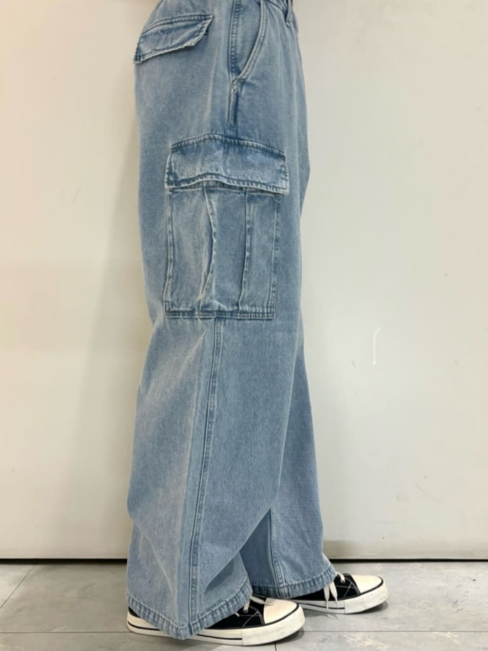 ブルー系のデニムパンツ、ブラック系のシャツ/ブラウス、グレー系のTシャツ/カットソーを着用したメンズの春コーディネートの10枚目の写真