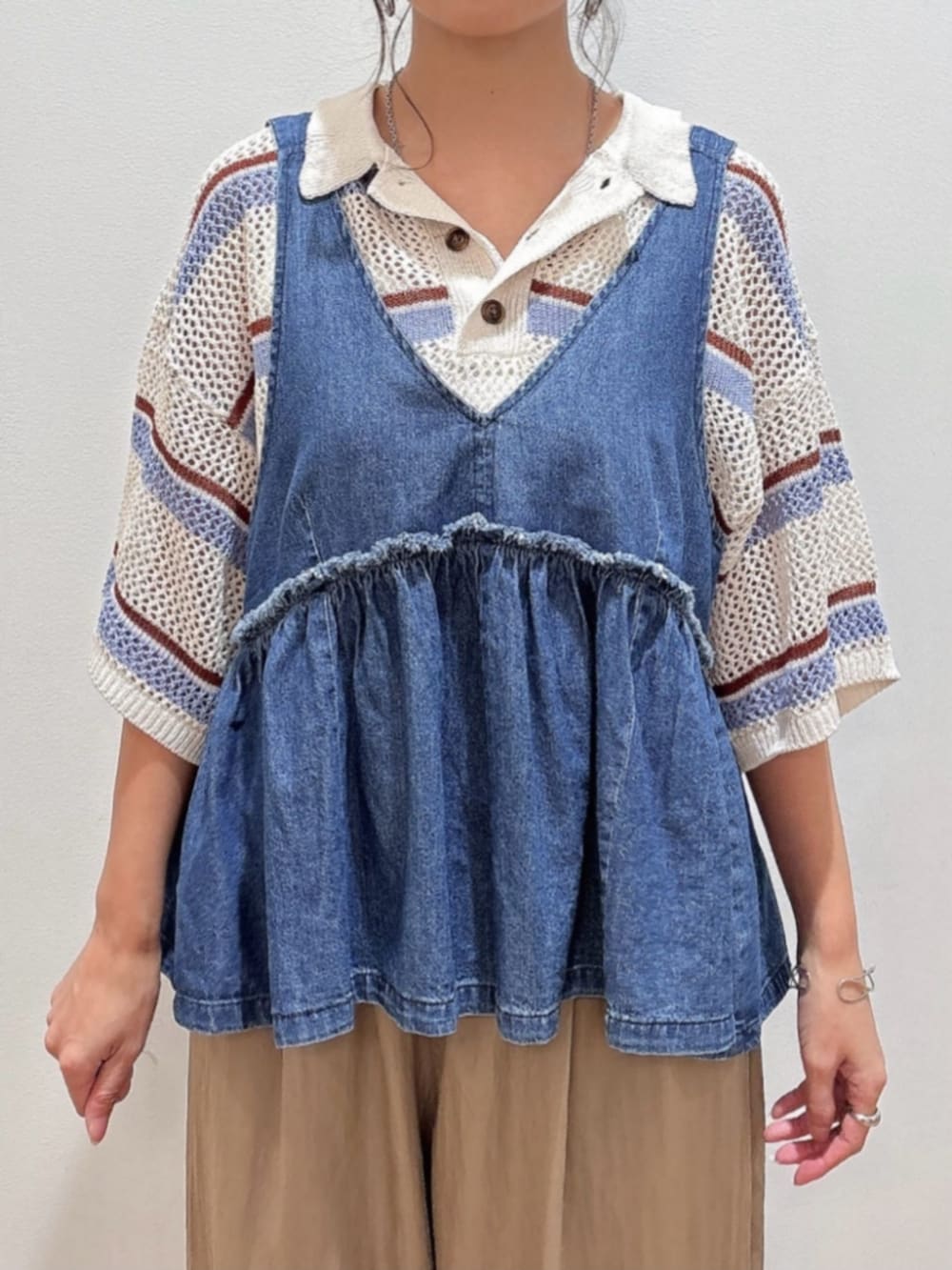 イエロー系のショルダーバッグ、ブルー系のその他トップス、ブルー系のニット/セーターを着用したレディースの春コーディネートの5枚目の写真