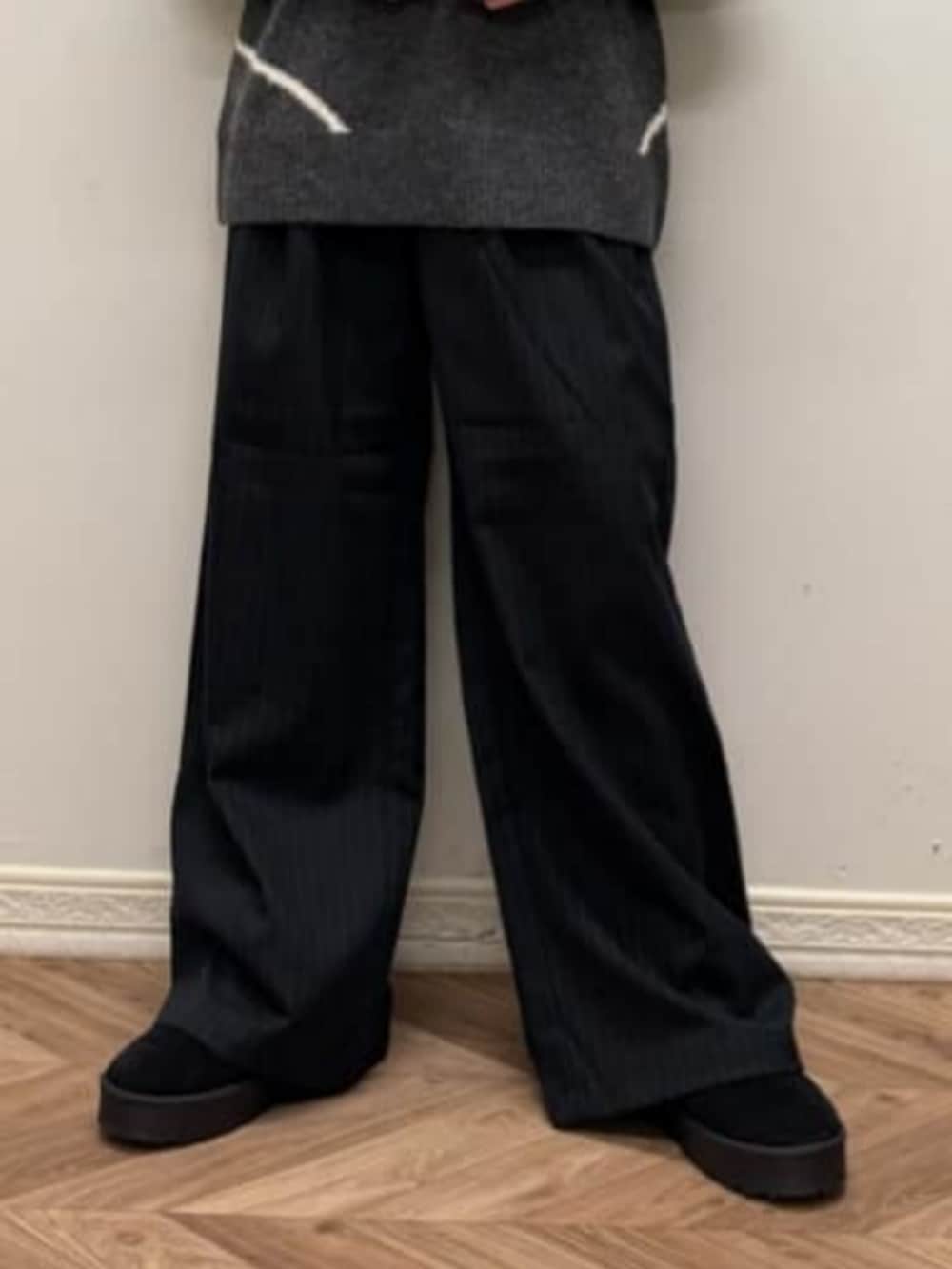 ブラック系のブルゾン、グレー系のTシャツ/カットソー、ブラック系のブーツを着用したレディースの冬コーディネートの9枚目の写真