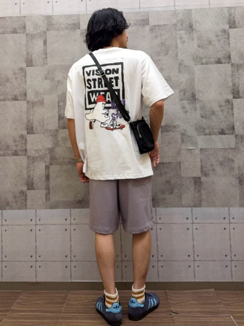 ホワイト系のTシャツ/カットソー、グレー系のその他パンツ、ブラック系のショルダーバッグを着用したメンズの夏コーディネートの3枚目の写真