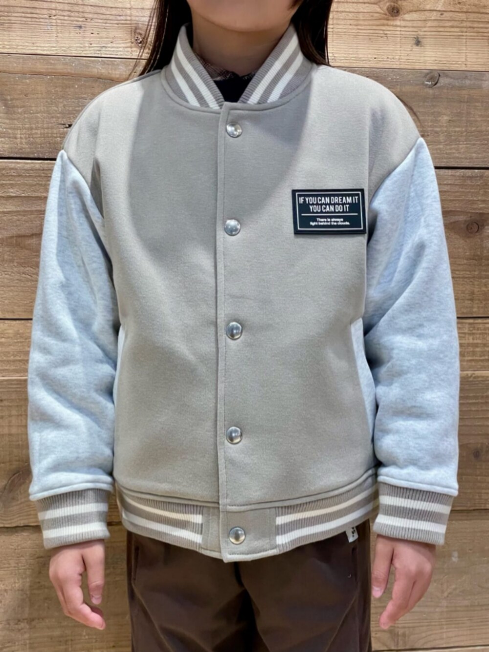 ベージュ系のシャツ/ブラウス、ブラック系のスウェット、ベージュ系のブルゾンを着用したキッズの秋コーディネートの4枚目の写真