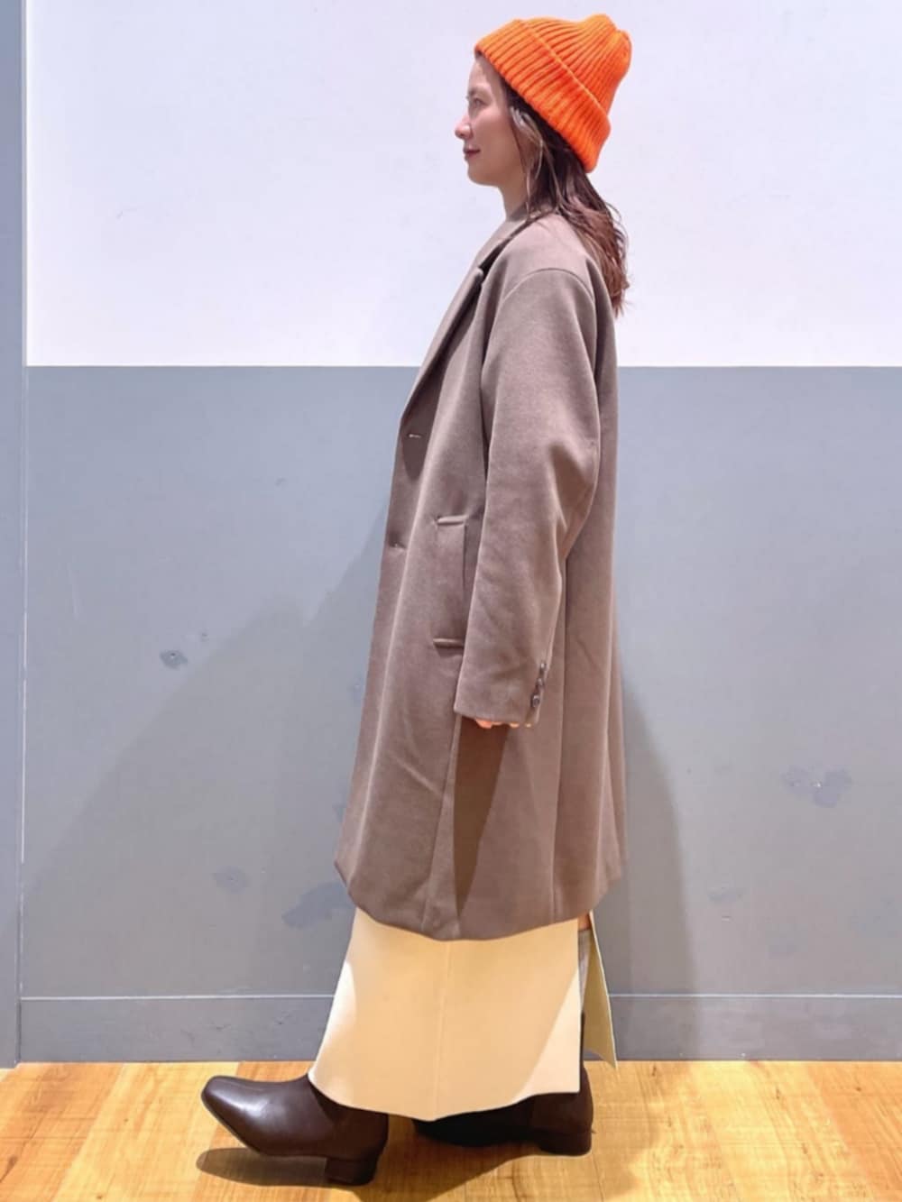 ホワイト系のTシャツ/カットソー、ベージュ系のショルダーバッグ、ブラック系のブーツを着用したレディースの冬コーディネートの4枚目の写真