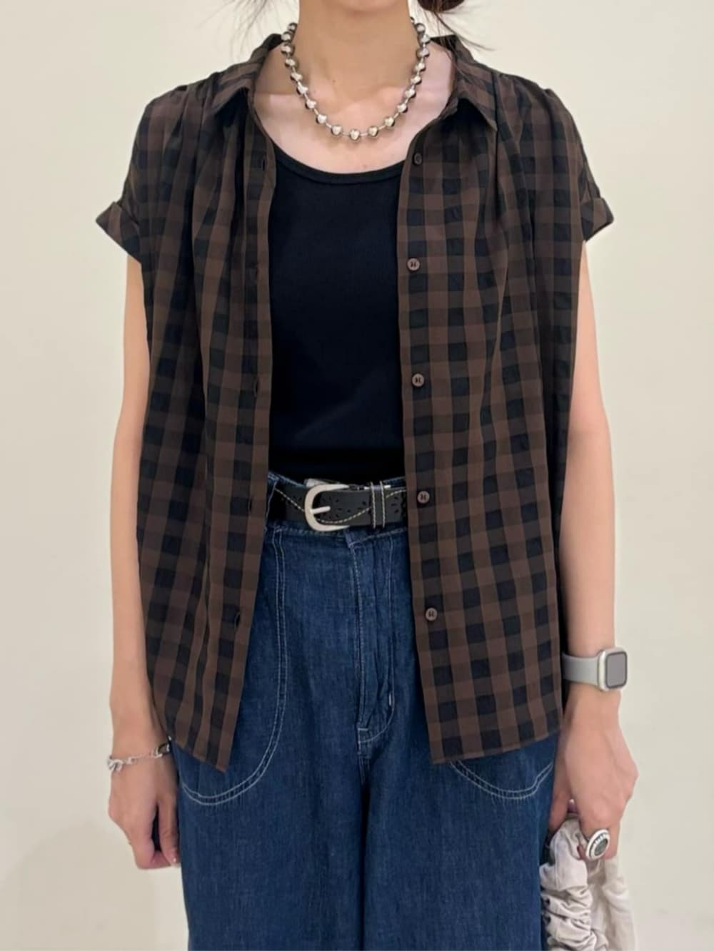 「着痩せ・細見え、ゆったり、ゆったりコーデ、カジュアル、カジュアルコーデ、イエベ、ジーンズ」|「Right-onの【HONEYSUCKLE ROSE】シアーチェックブラウス(シャツ/ブラウス、ブラウン系)」を使った、Rightonさん(レディース・164cm)の夏コーディネートの6枚目の写真