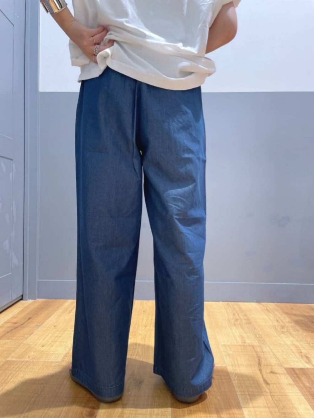 ホワイト系のその他トップス、ブルー系のその他パンツ、ホワイト系のTシャツ/カットソーを着用したレディースの夏コーディネートの9枚目の写真