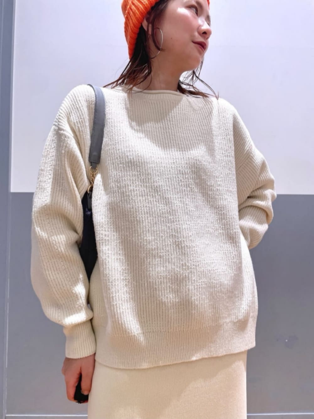 ホワイト系のTシャツ/カットソー、ベージュ系のショルダーバッグ、ブラック系のブーツを着用したレディースの冬コーディネートの6枚目の写真