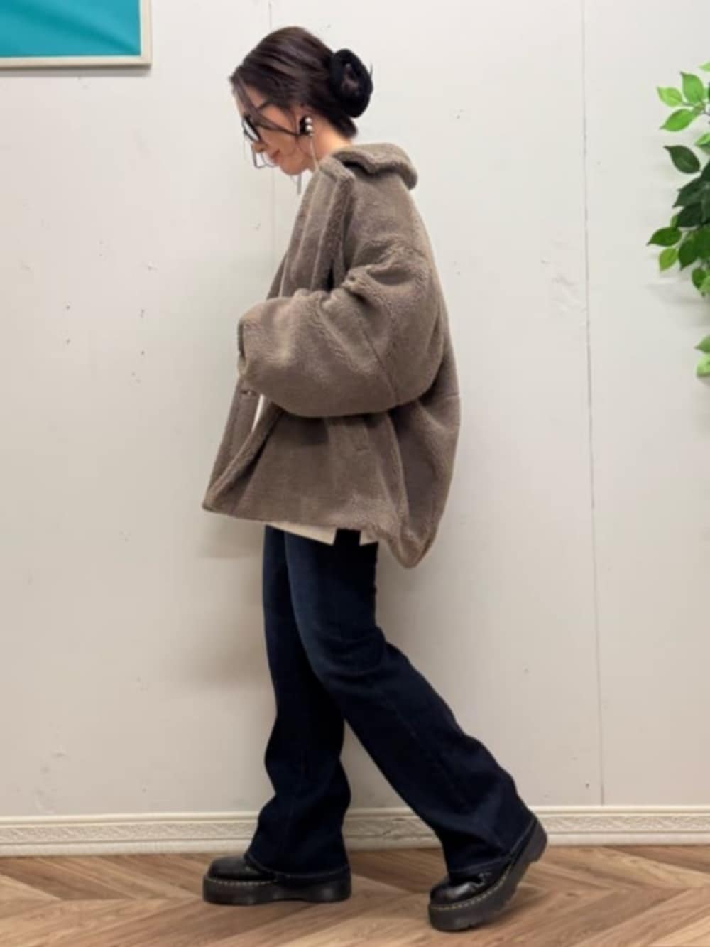 ホワイト系のTシャツ/カットソー、ブルー系のデニムパンツ、ブラウン系のその他アウターを着用したレディースの冬コーディネートの2枚目の写真