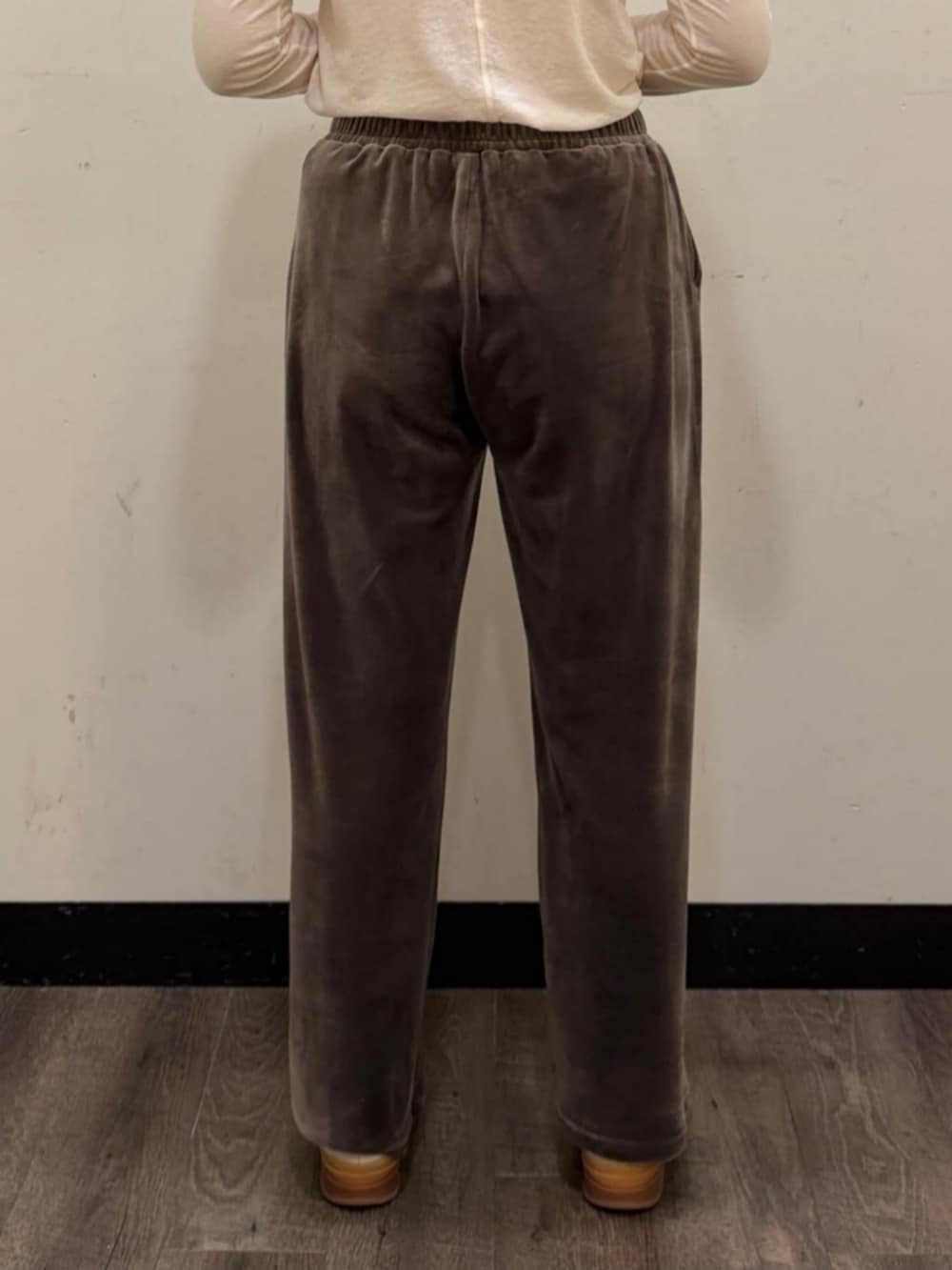 ホワイト系のTシャツ/カットソー、レッド系のニット/セーター、ベージュ系のシャツ/ブラウスを着用したレディースの冬コーディネートの8枚目の写真