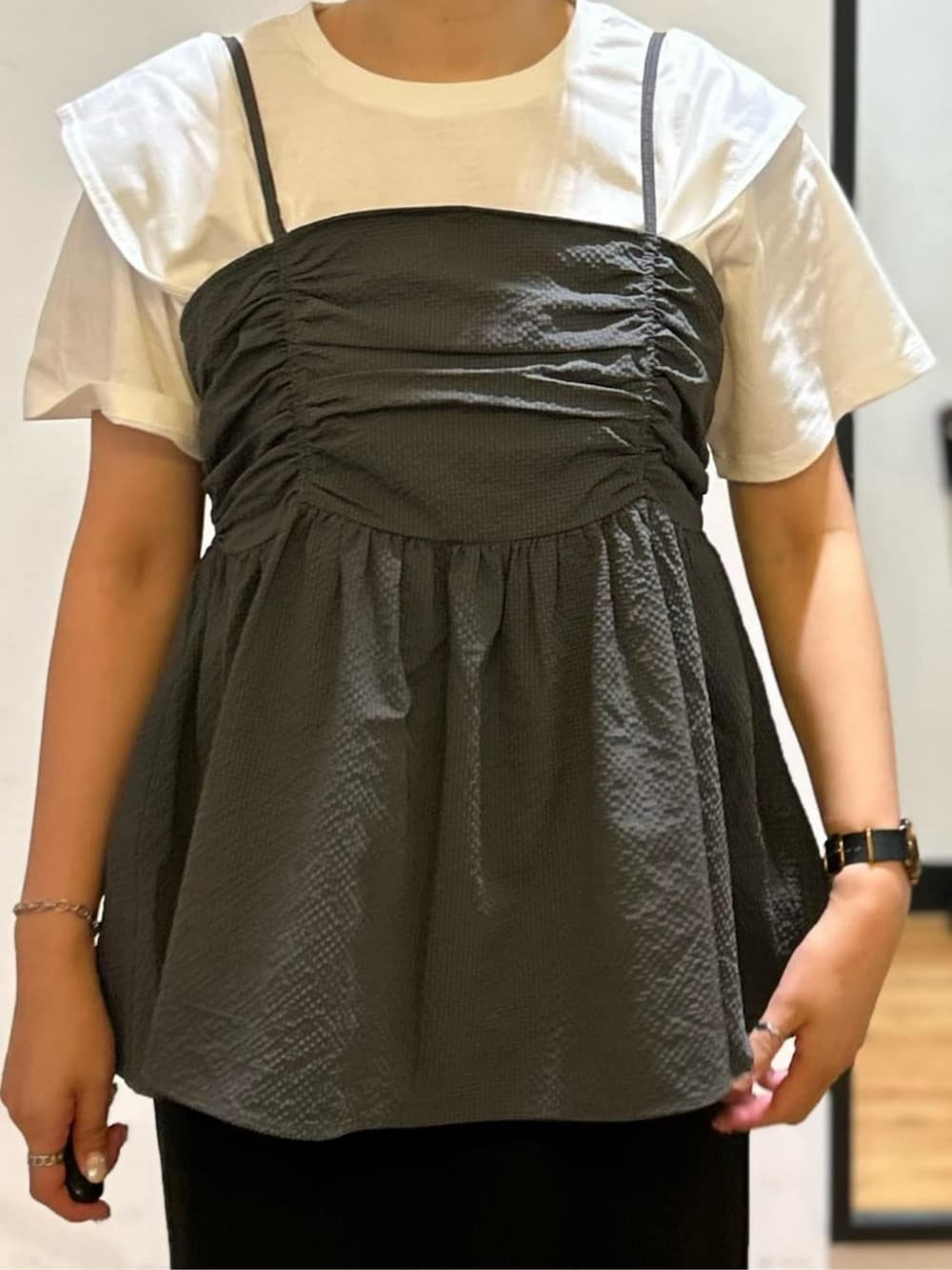 「夏コーデ、スカート、Tシャツ、ゆったり、楽チンコーデ、高身長女子、骨格ウェーブ、30代コーデ、40代コーデ、ママコーデ、おしりが隠れる、体型カバー」｜「Right-onの【HONEYSUCKLE ROSE】リブタイトスカート（スカート、ブラック系）」を使った、Rightonさん（骨格ウェーブ・レディース・166cm）の夏コーディネートの4枚目の写真