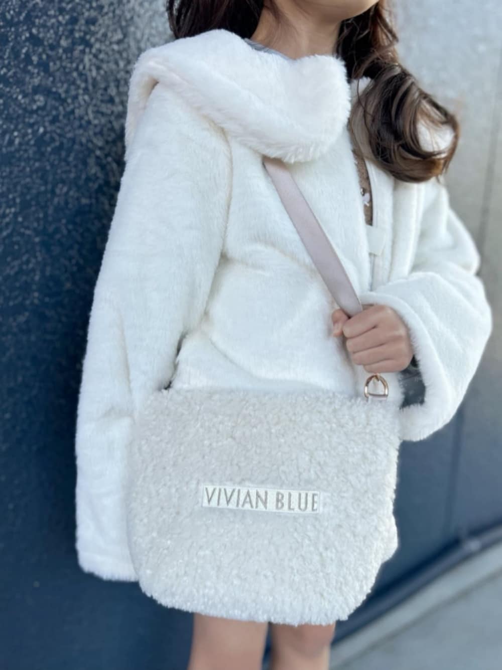 ホワイト系のトートバッグ、ブルー系のスウェット、ホワイト系のブルゾンを着用したキッズの冬コーディネートの10枚目の写真